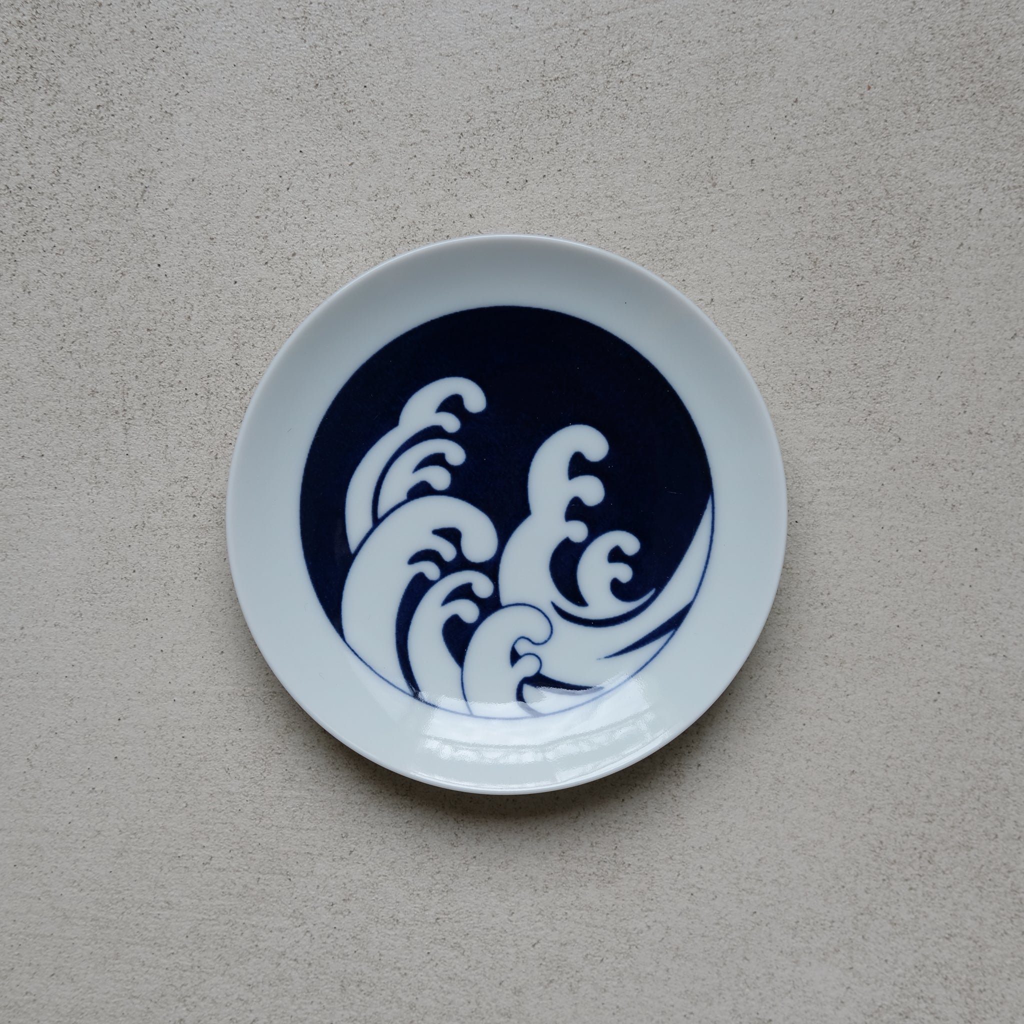 Petite assiette "vague"du fabricant japonais Kihara chez Brutal 
