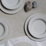 Assiette Kapo en grès D 26cm - Blanc par Kolektiv DVA chez Brutal Ceramics