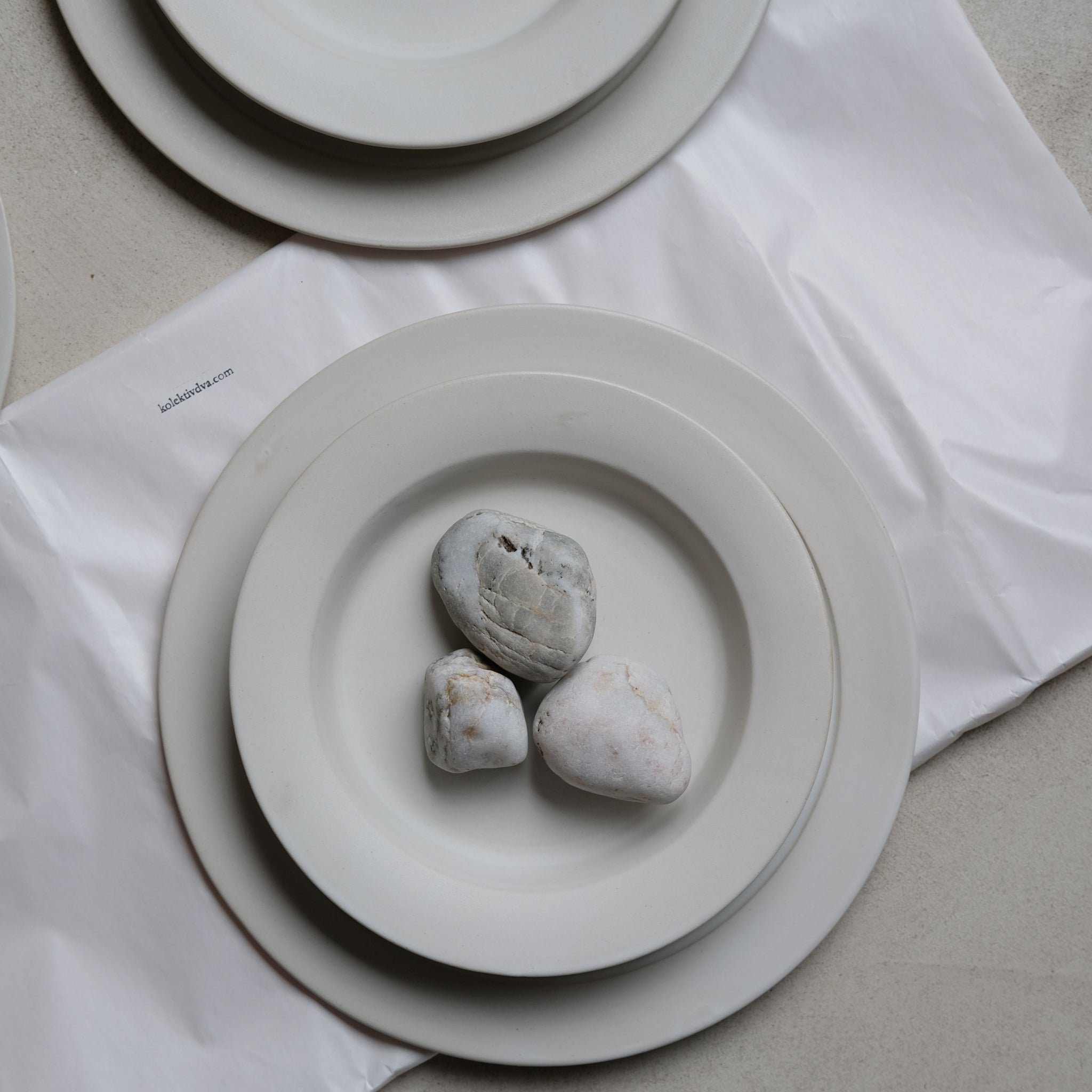 Assiette creuse Juha en grès D 20cm -Blanc-Kolektiv DVA chez Brutal Ceramics