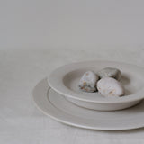 Assiette creuse Juha en grès D 20cm -Blanc-Kolektiv DVA chez Brutal Ceramics