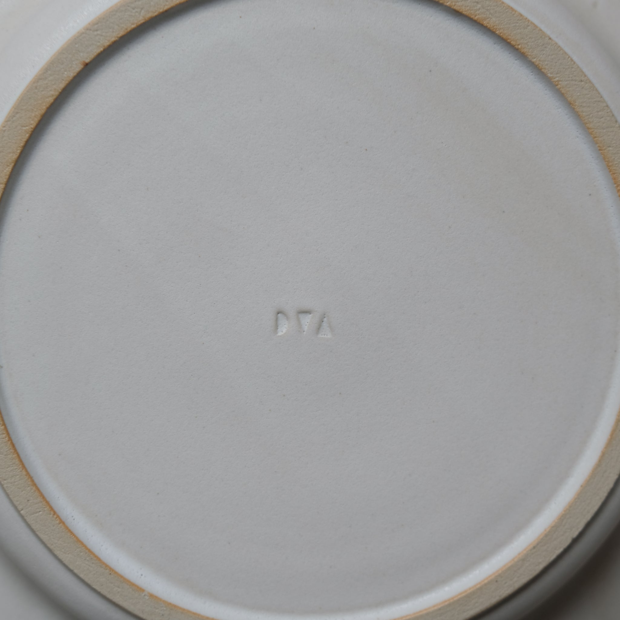 Assiette creuse Juha en grès D 20cm -Blanc-Kolektiv DVA chez Brutal Ceramics