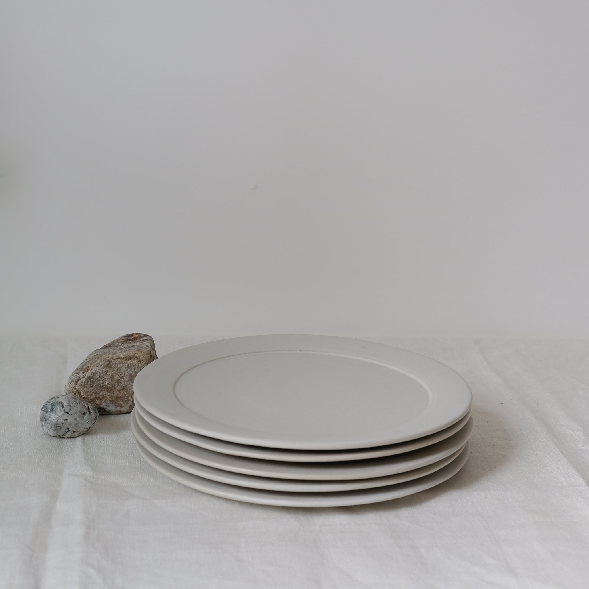 Assiette Kapo en grès D 26cm - Blanc par Kolektiv DVA chez Brutal Ceramics