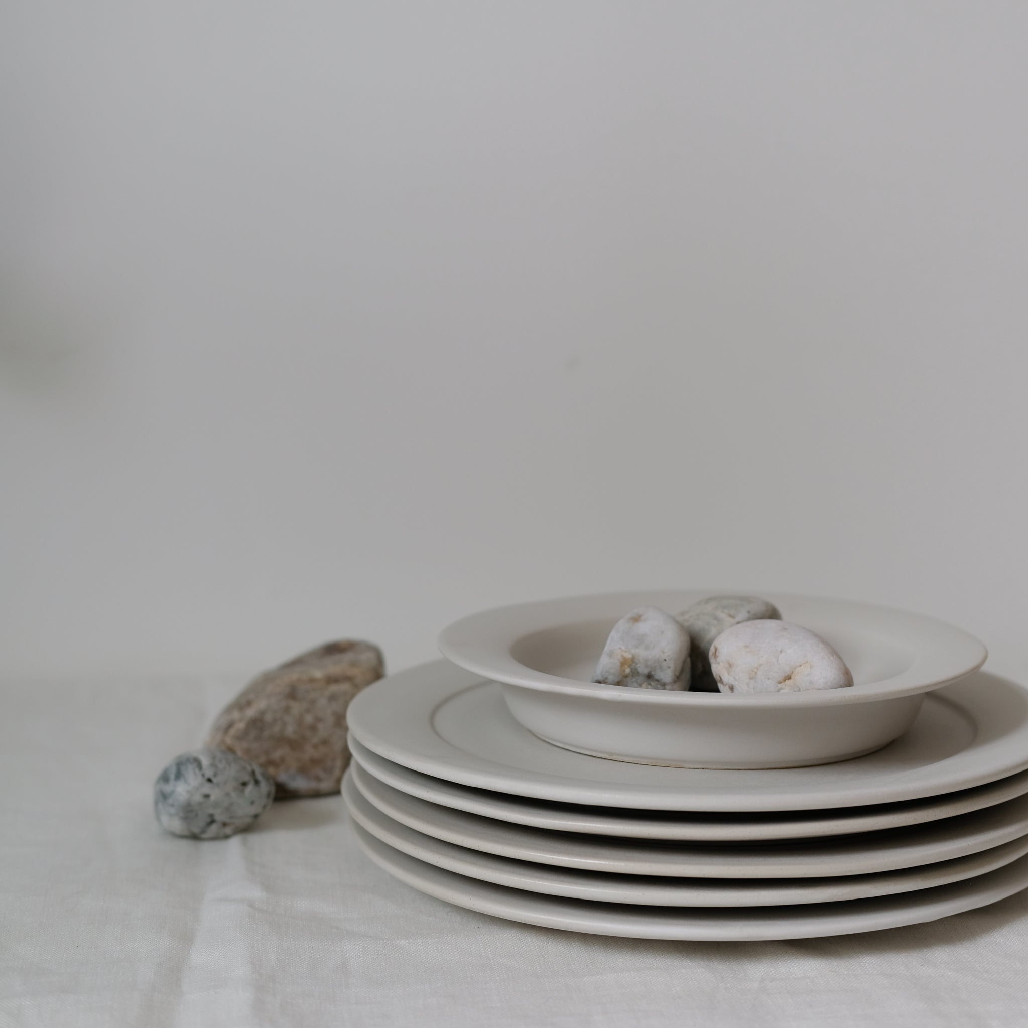 Assiette creuse Juha en grès D 20cm -Blanc-Kolektiv DVA chez Brutal Ceramics