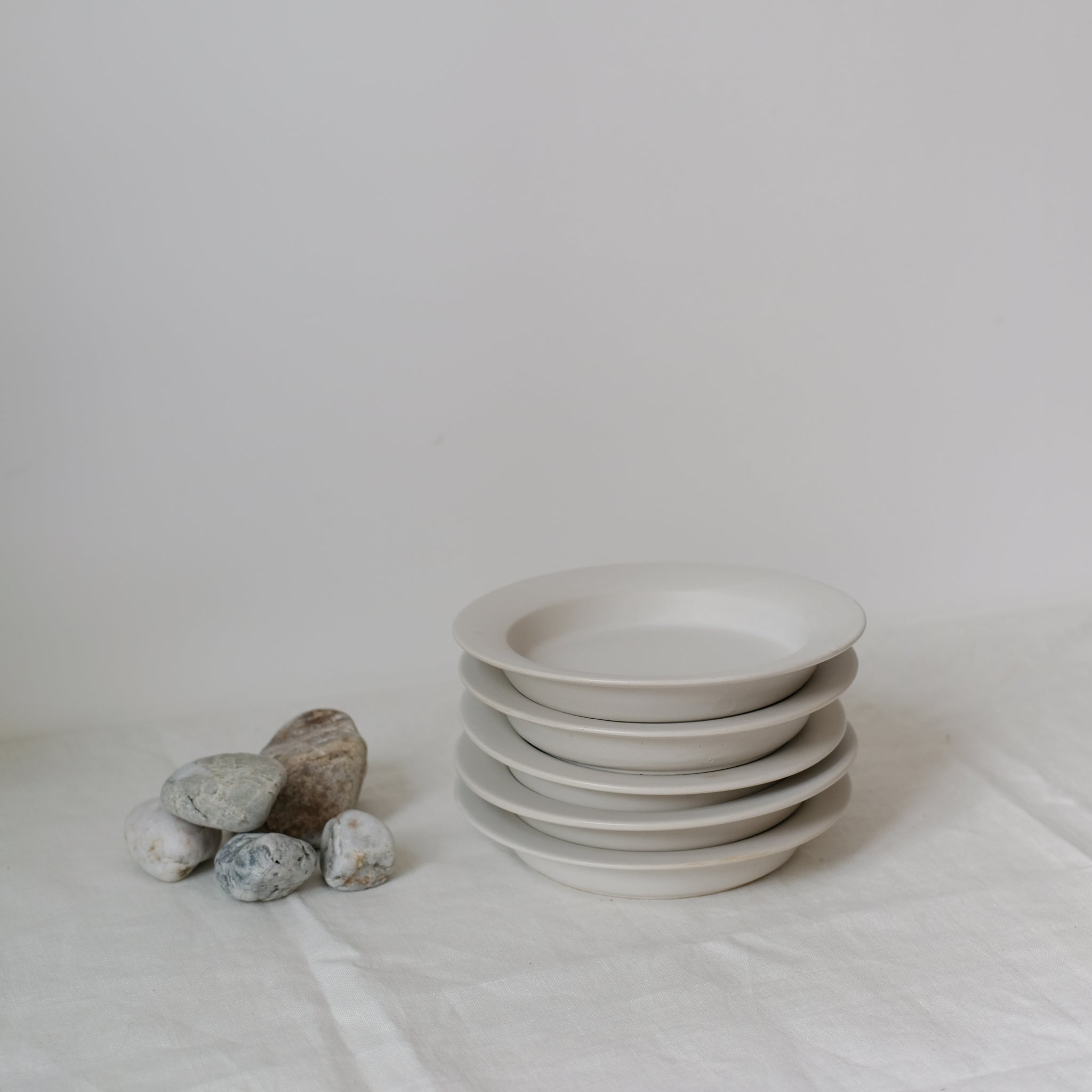 Assiette creuse Juha en grès D 20cm -Blanc-Kolektiv DVA chez Brutal Ceramics