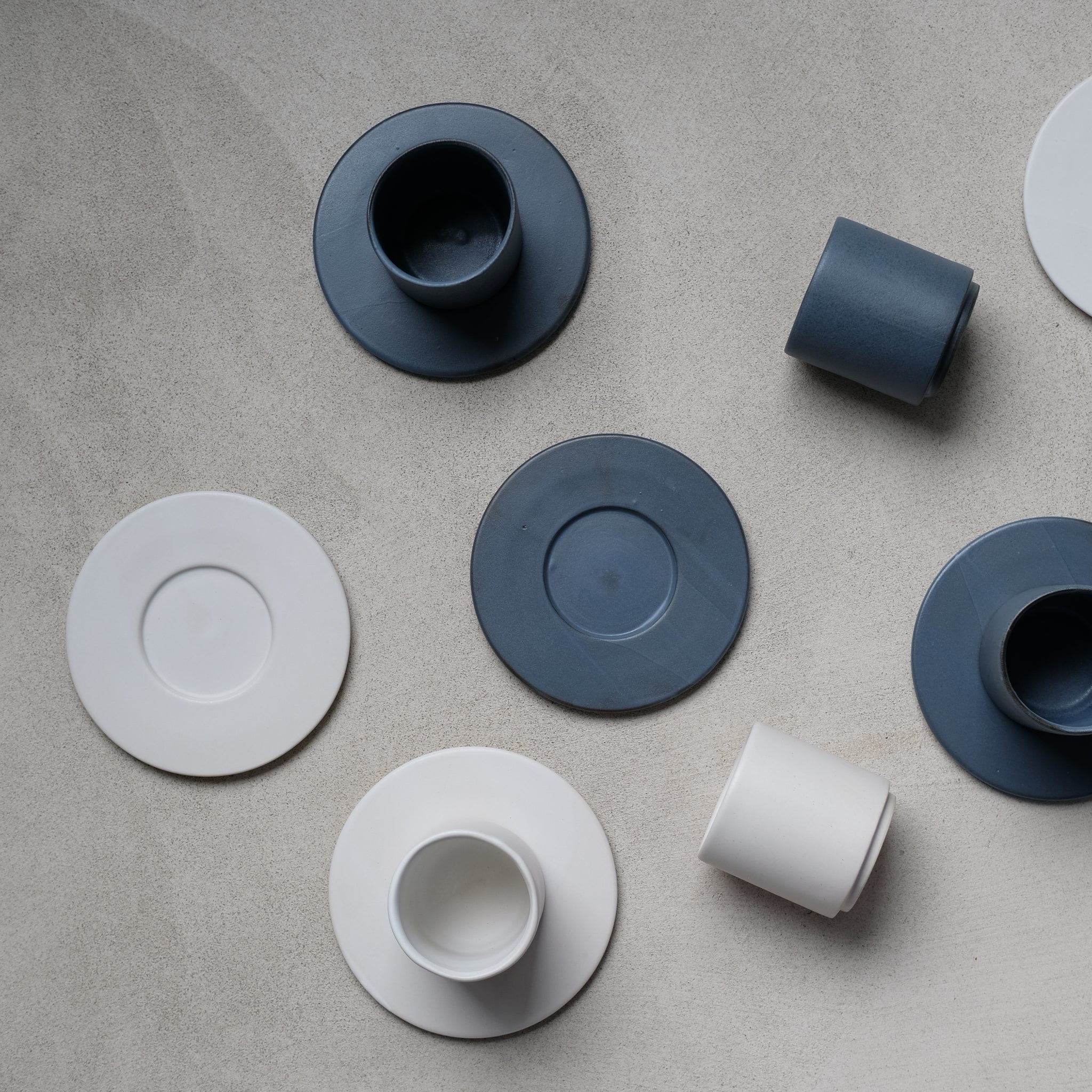 Set à café en grès 100ml - Noir par Kolektiv DVA chez Brutal Ceramics