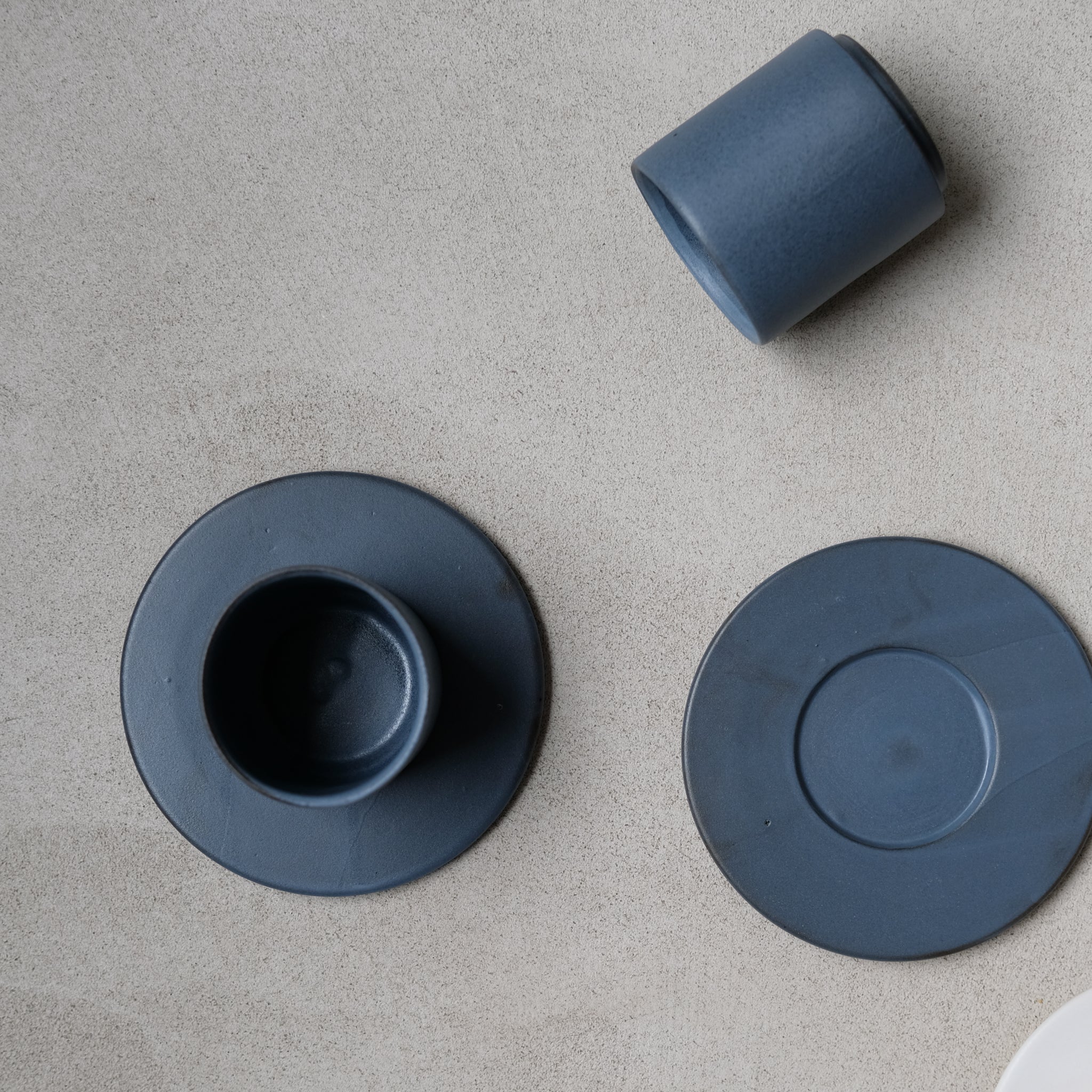 Set à café en grès 100ml - Noir par Kolektiv DVA chez Brutal Ceramics
