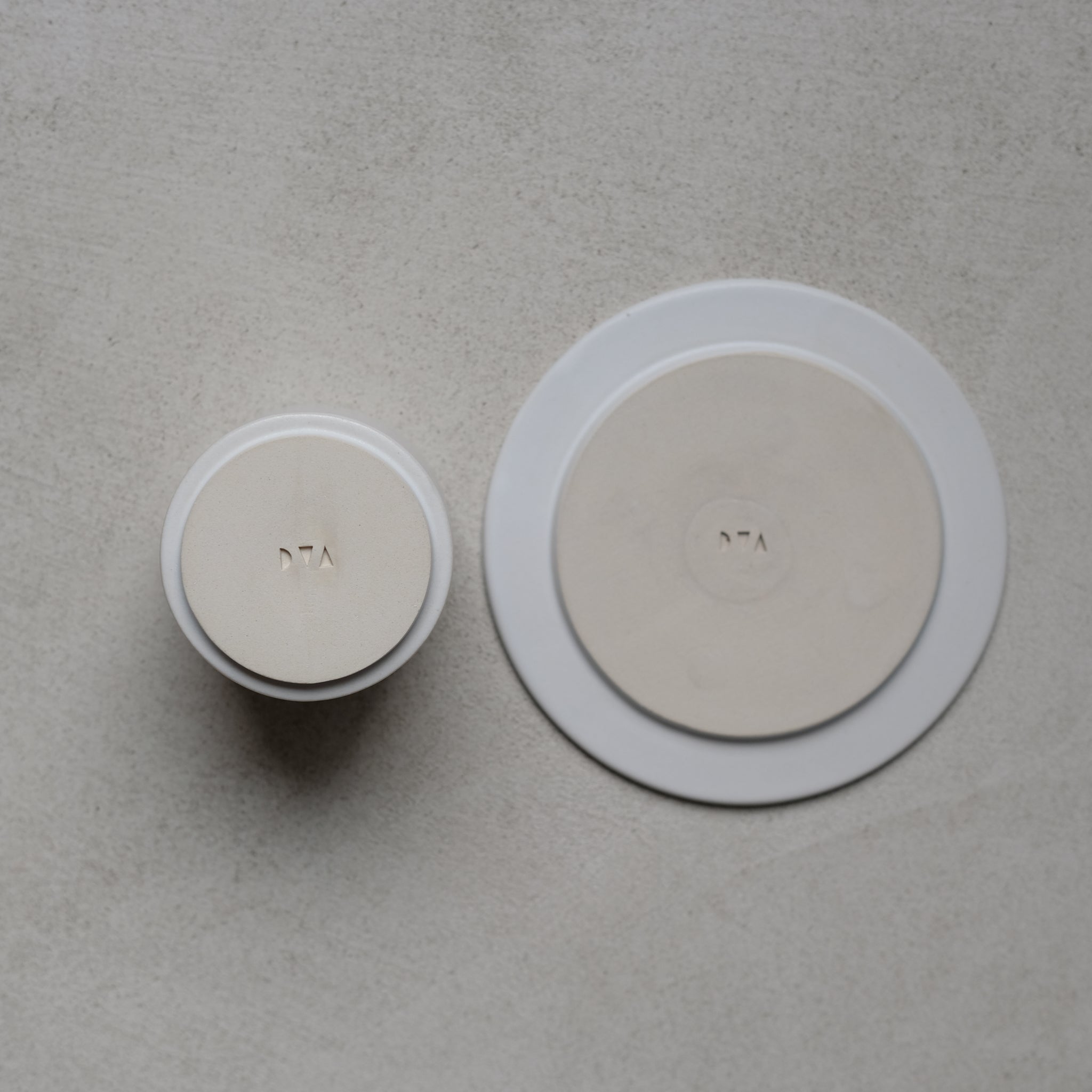 Set à café en grès 100ml - Blanc par Kolektiv DVA chez Brutal Ceramics