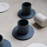 Set à café en grès 100ml - Noir par Kolektiv DVA chez Brutal Ceramics