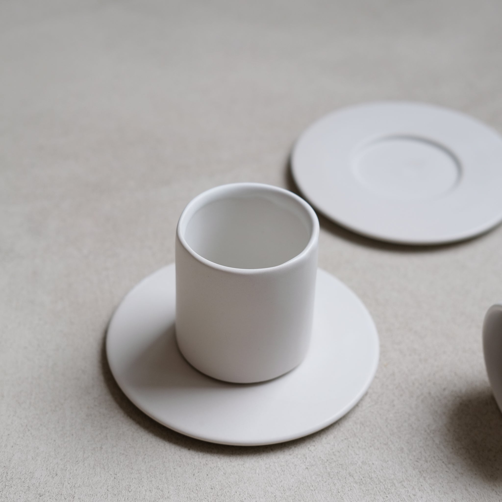 Set à café en grès 100ml - Blanc par Kolektiv DVA chez Brutal Ceramics