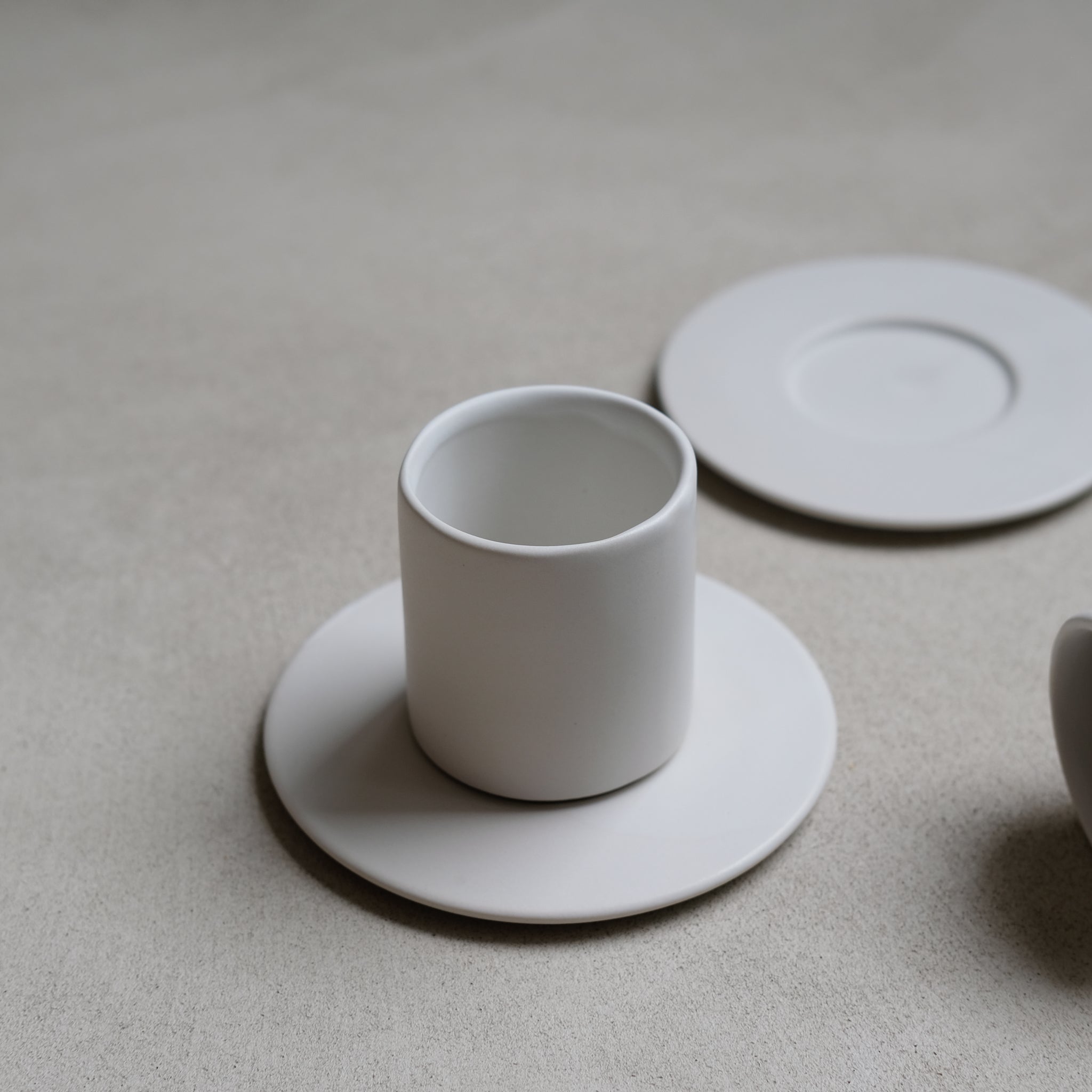 Set à café en grès 100ml - Blanc par Kolektiv DVA chez Brutal Ceramics