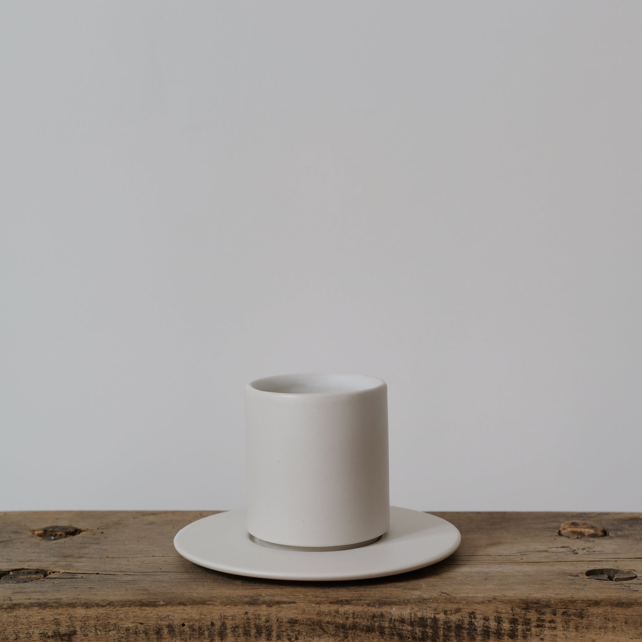 Set à café en grès 100ml - Blanc par Kolektiv DVA chez Brutal Ceramics