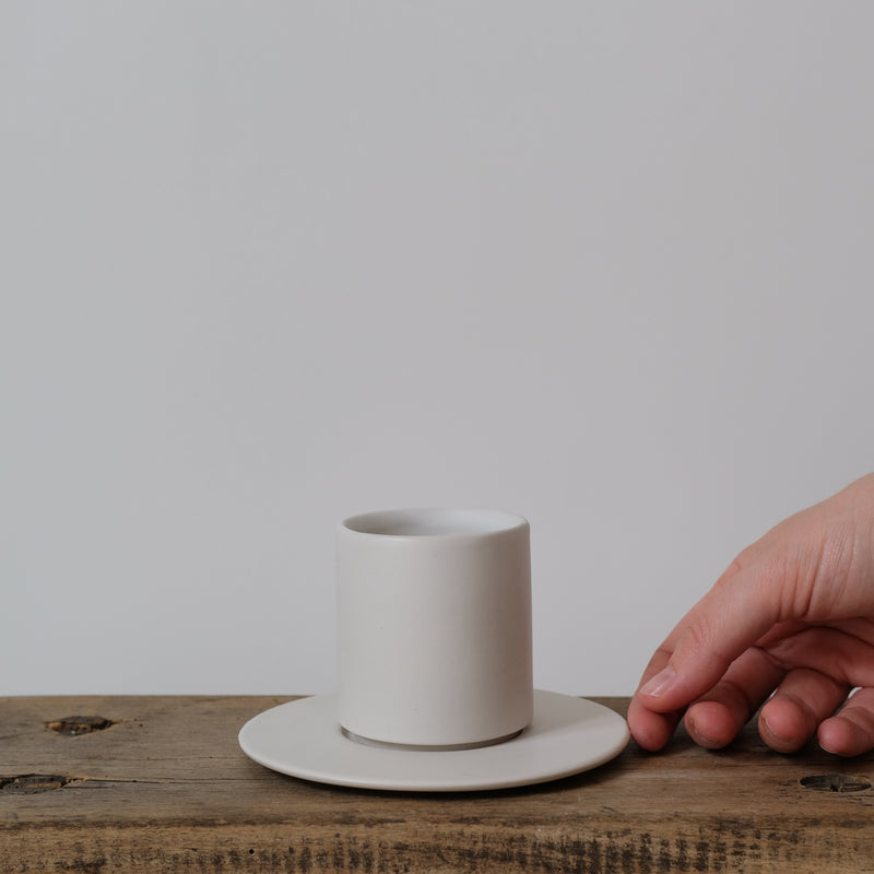 Set à café en grès 100ml - Blanc par Kolektiv DVA chez Brutal Ceramics
