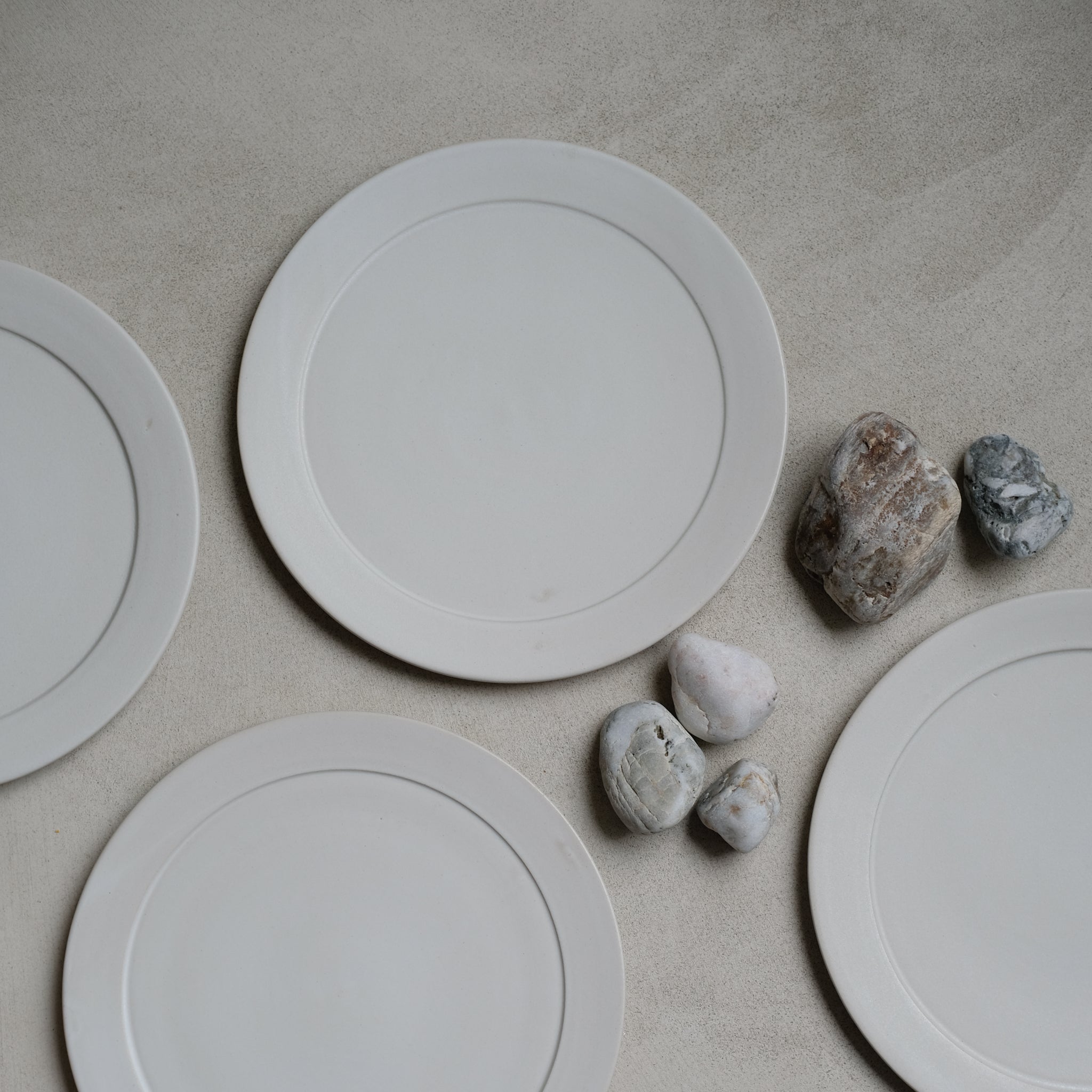 Assiette Kapo en grès D 26cm - Blanc par Kolektiv DVA chez Brutal Ceramics
