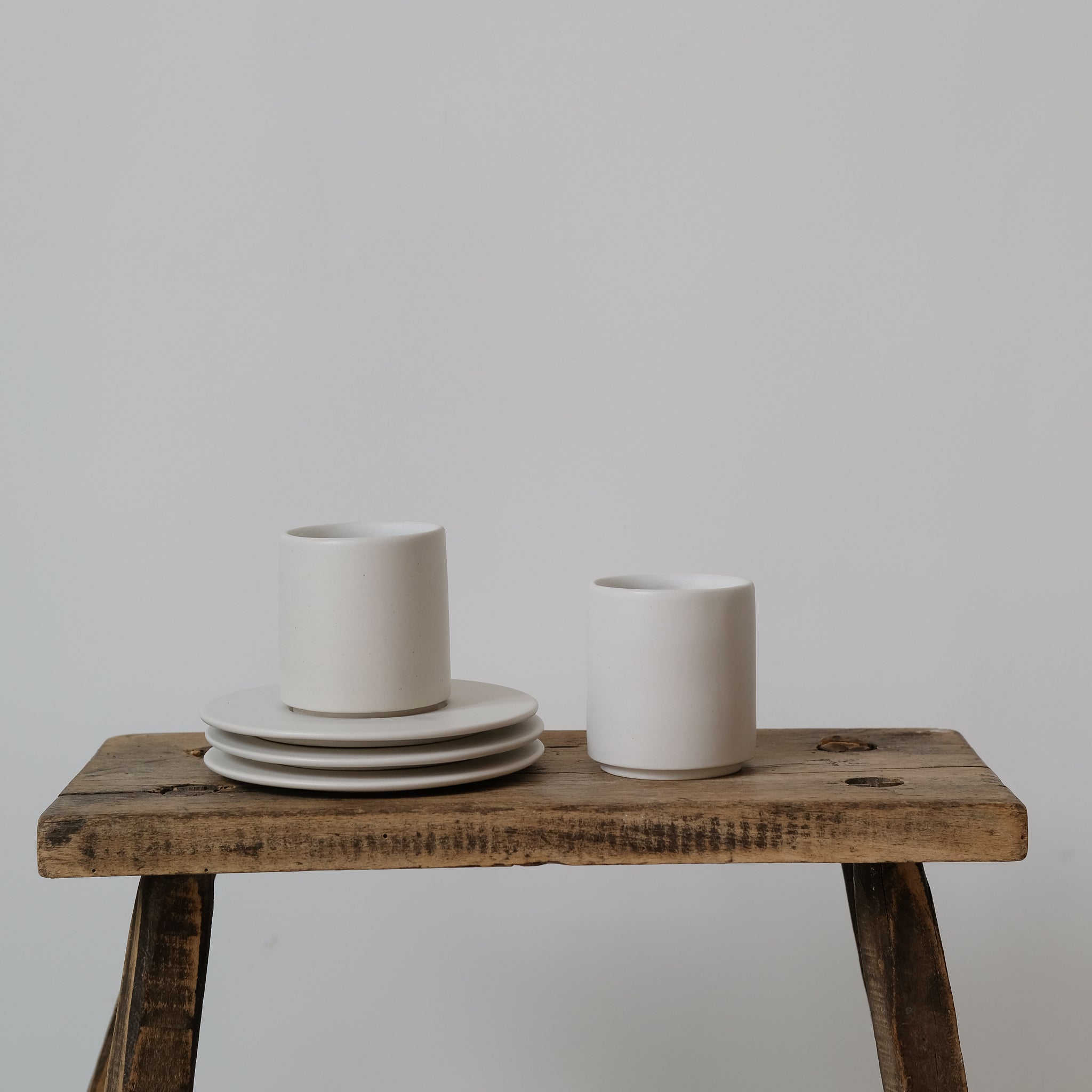 Set à café en grès 100ml - Blanc par Kolektiv DVA chez Brutal Ceramics