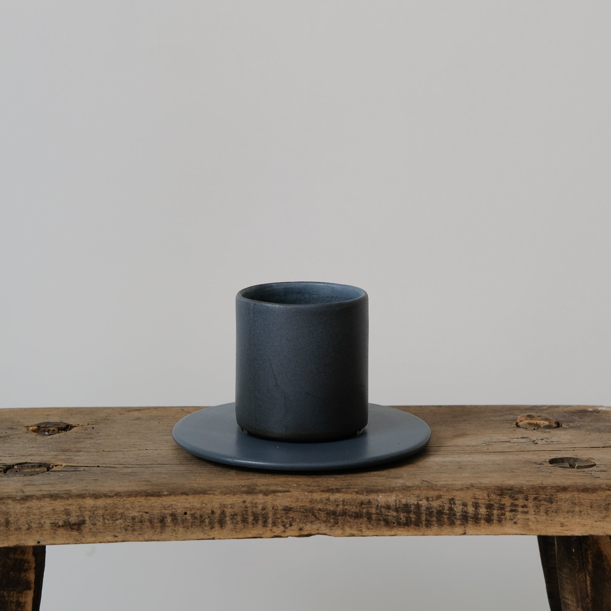 Set à café en grès 100ml - Noir par Kolektiv DVA chez Brutal Ceramics