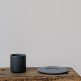 Set à café en grès 100ml - Noir par Kolektiv DVA chez Brutal Ceramics