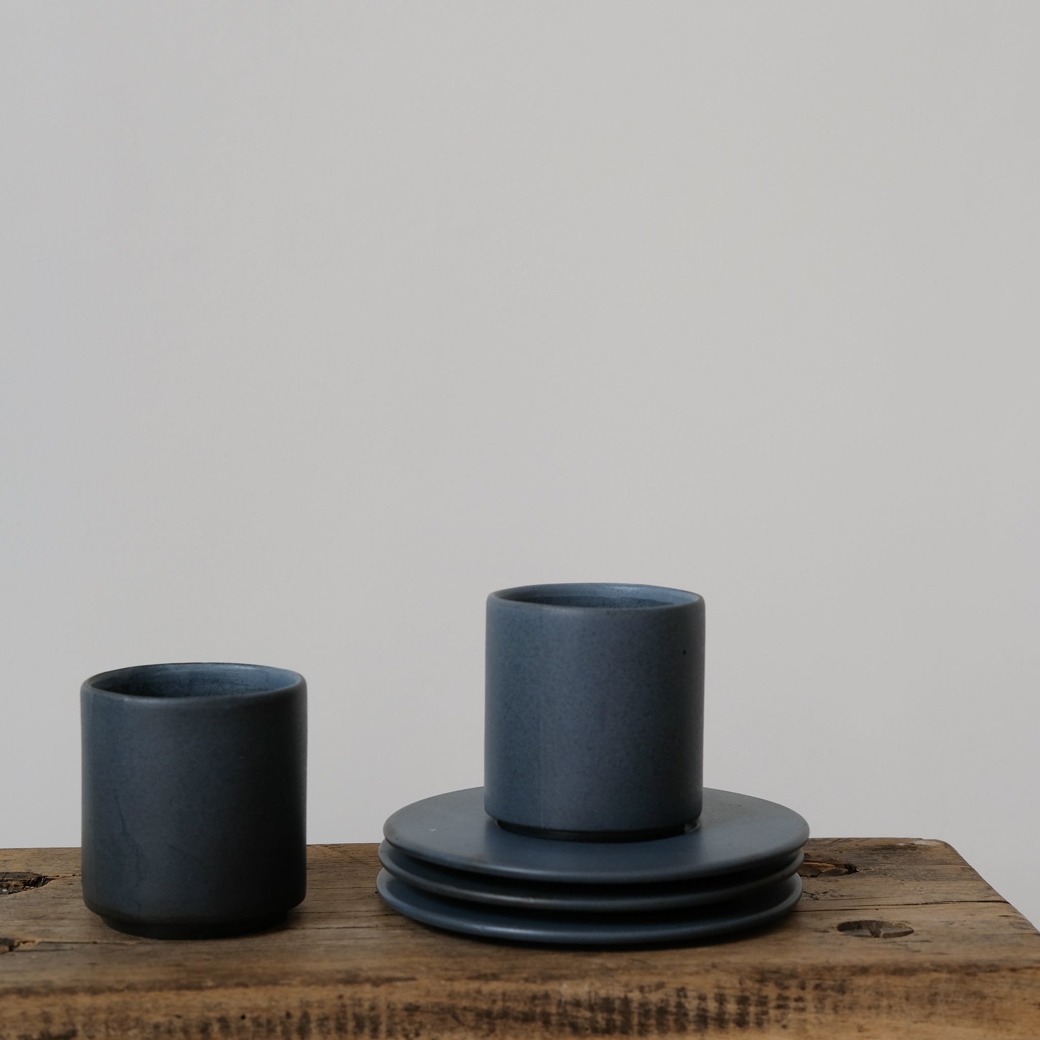 Set à café en grès 100ml - Noir par Kolektiv DVA chez Brutal Ceramics