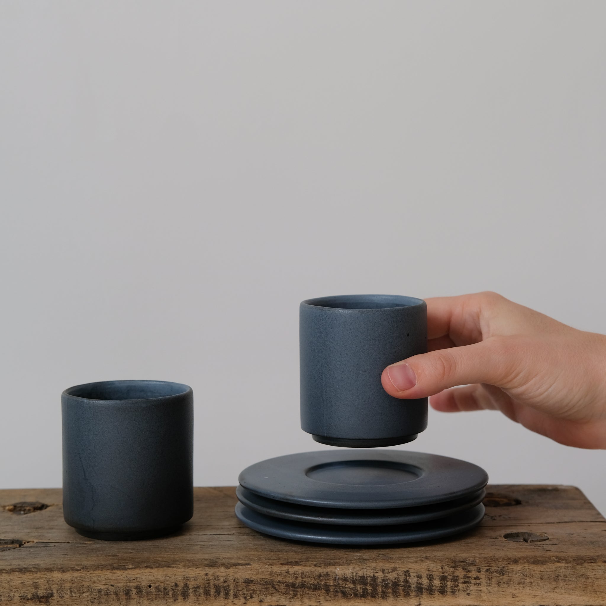 Set à café en grès 100ml - Noir par Kolektiv DVA chez Brutal Ceramics