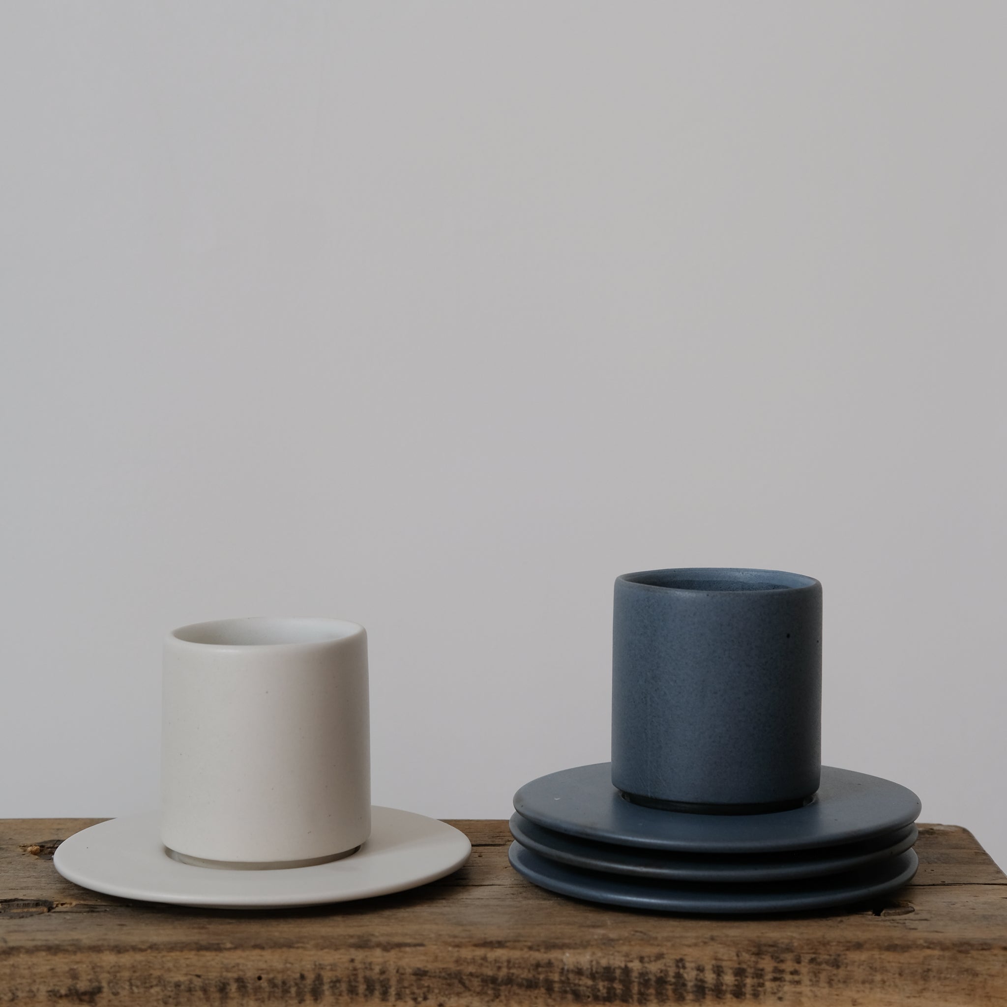 Set à café en grès 100ml - Noir par Kolektiv DVA chez Brutal Ceramics
