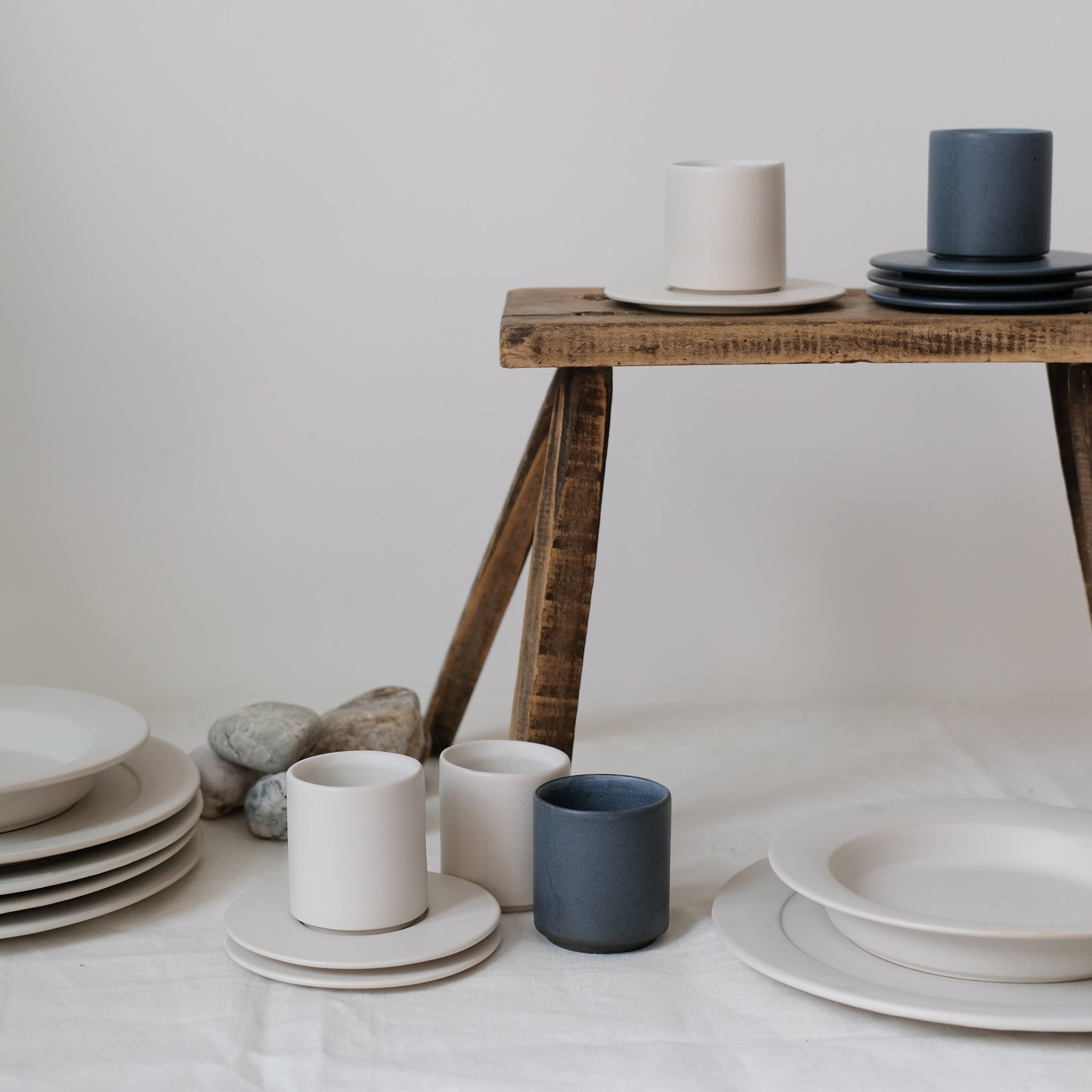 Set à café en grès 100ml - Blanc par Kolektiv DVA chez Brutal Ceramics