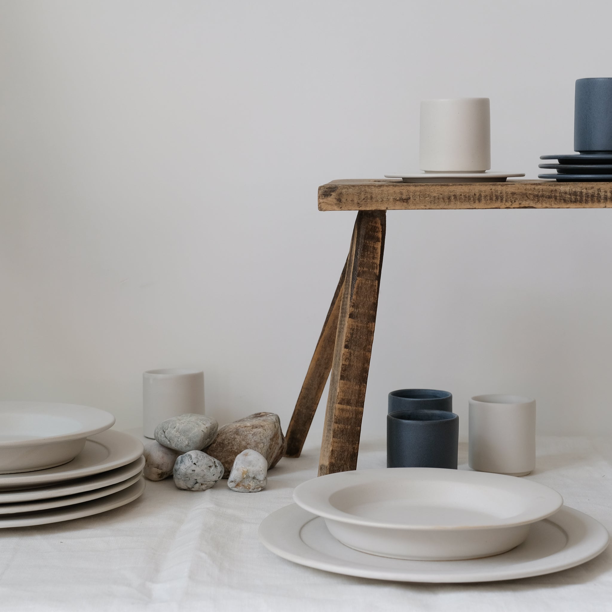 Assiette Kapo en grès D 26cm - Blanc par Kolektiv DVA chez Brutal Ceramics