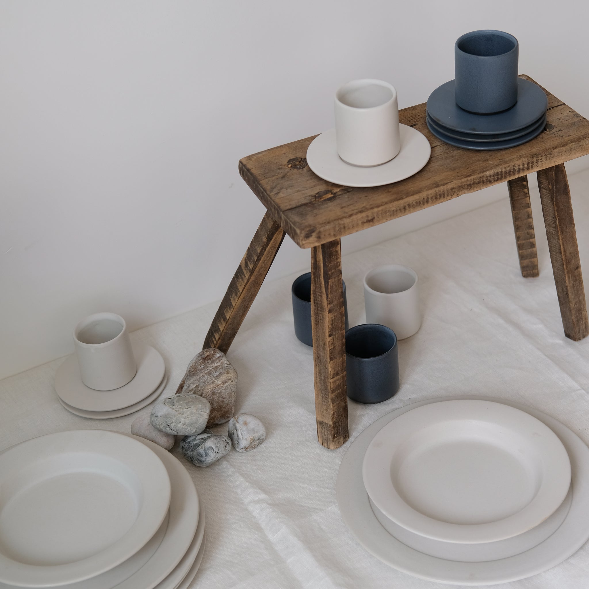 Set à café en grès 100ml - Noir par Kolektiv DVA chez Brutal Ceramics