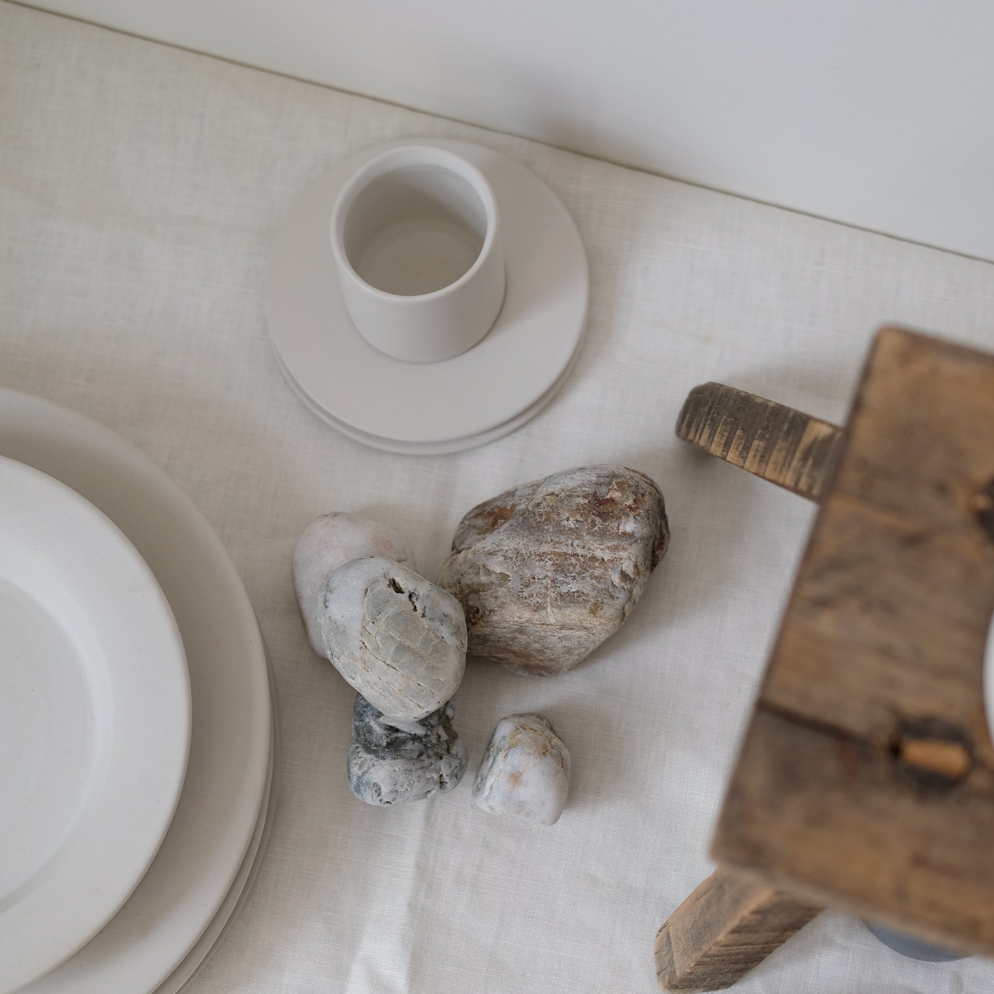 Set à café en grès 100ml - Blanc par Kolektiv DVA chez Brutal Ceramics