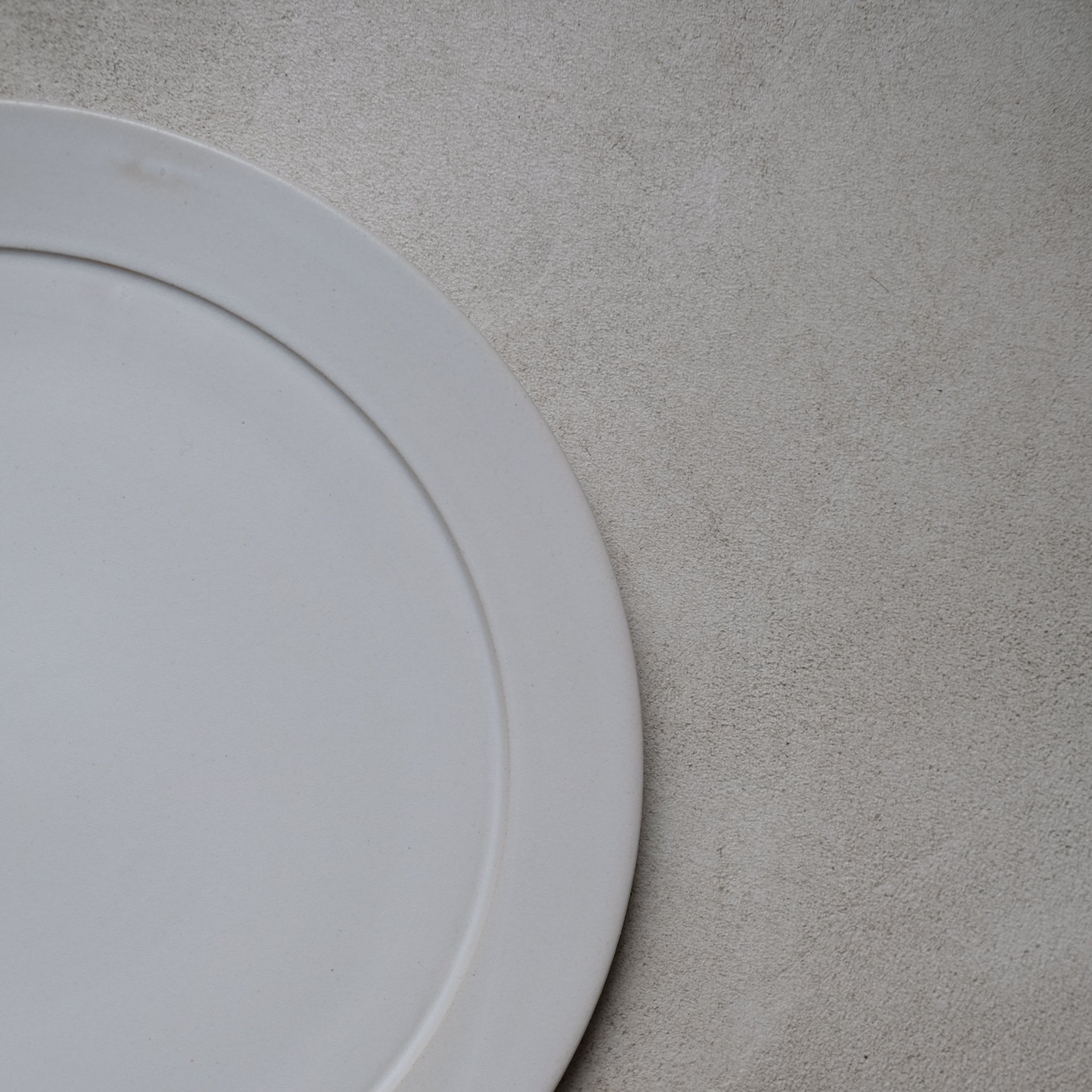Assiette Kapo en grès D 26cm - Blanc par Kolektiv DVA chez Brutal Ceramics