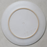 Assiette Kapo en grès D 26cm - Blanc par Kolektiv DVA chez Brutal Ceramics