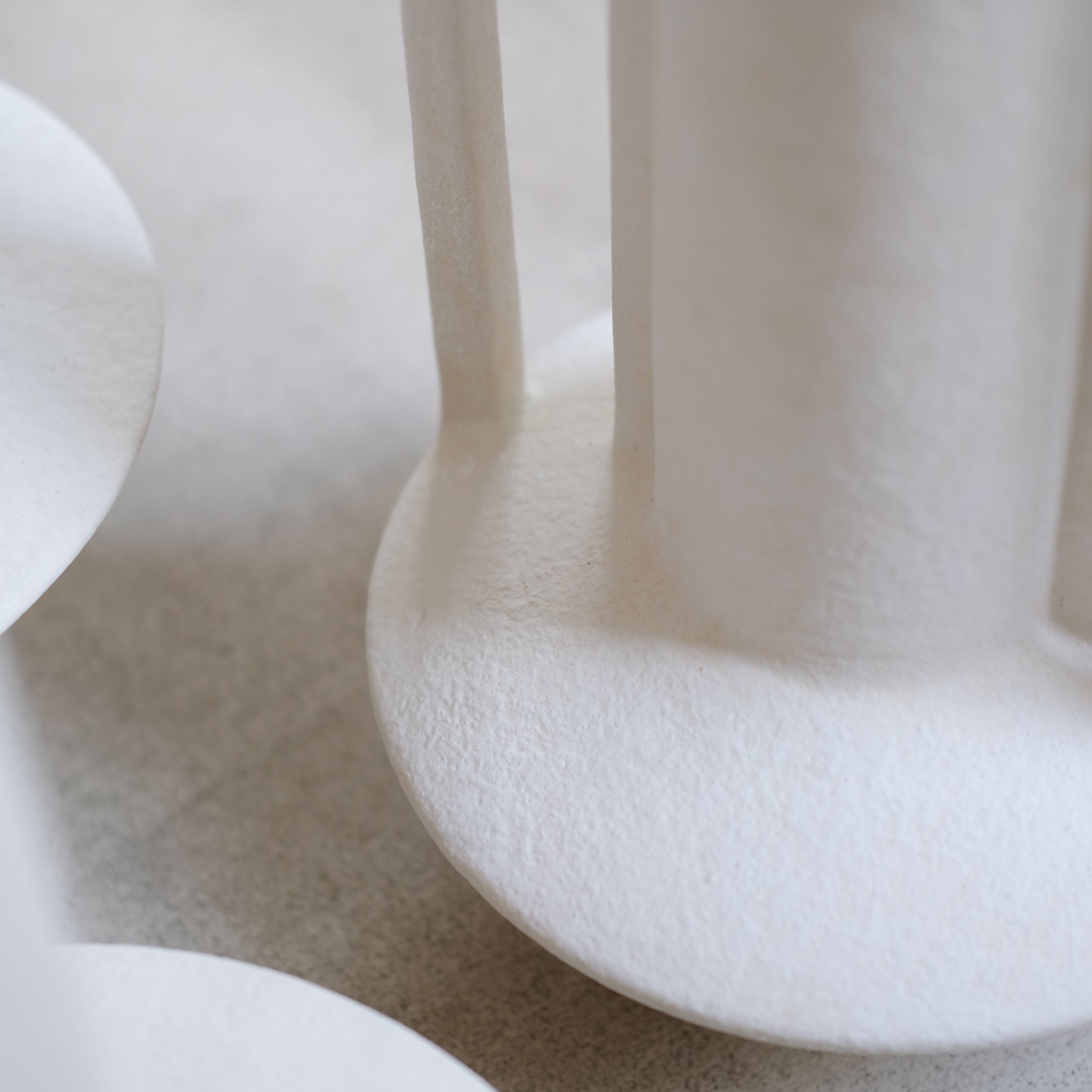 Vase en gres 072- H36 cm de Lovebuch chez Brutal Ceramics