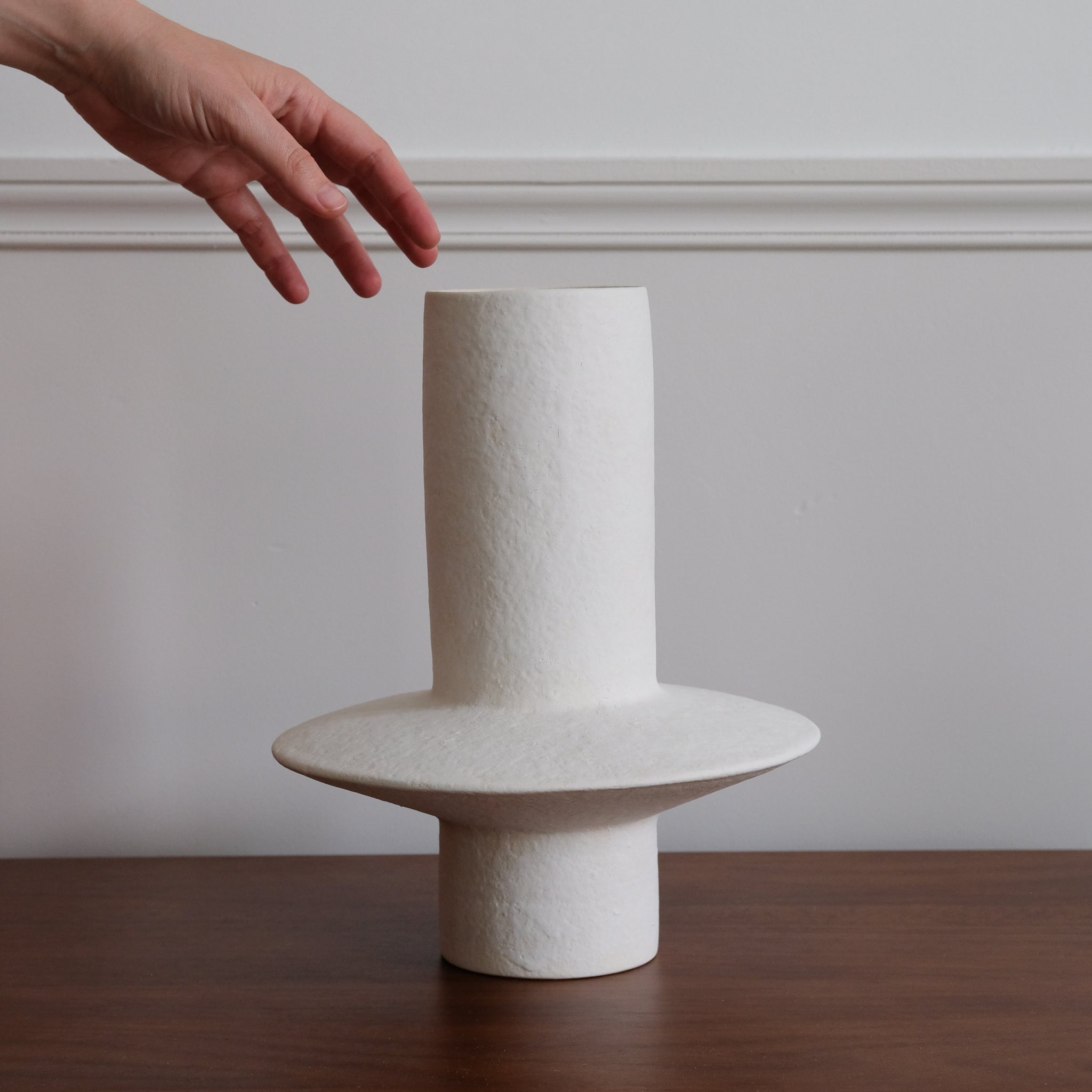 Vase en gres 070- H30 cm de Lovebuch chez Brutal Ceramics