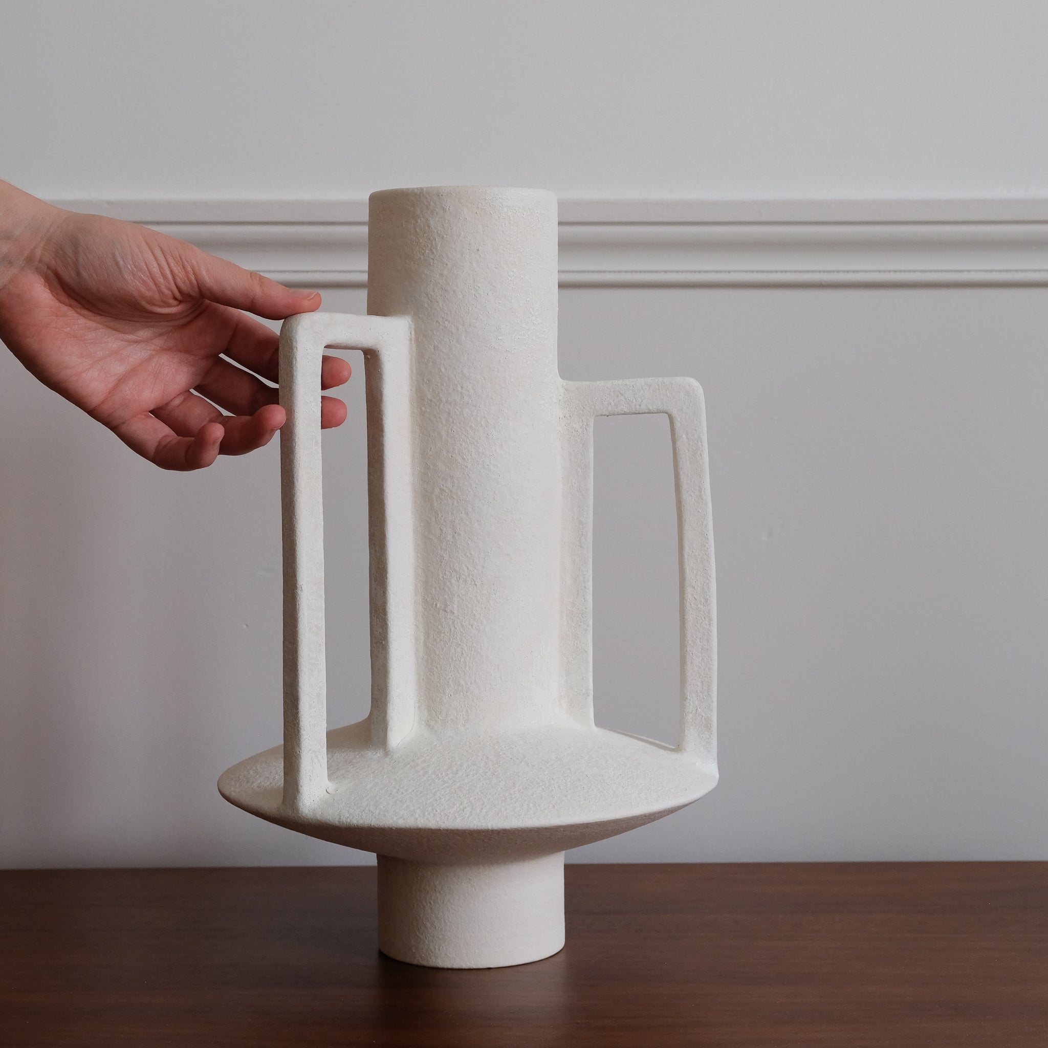 Vase en gres 071- H34 cm de Lovebuch chez Brutal Ceramics