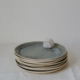 Assiette lagon en grès par Lucie Faucon chez Brutal Ceramics