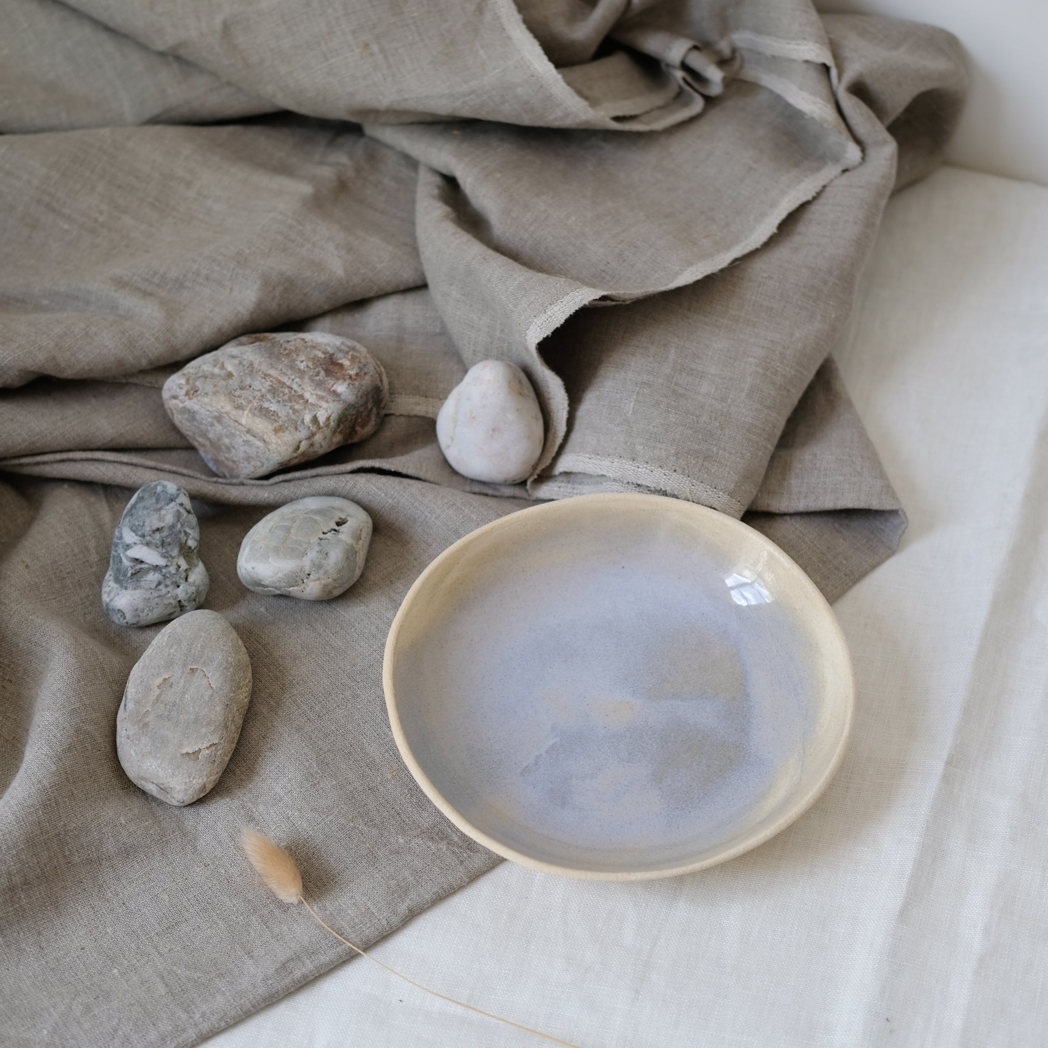 Assiette creuse lavande par Lucie Faucon chez Brutal Ceramics