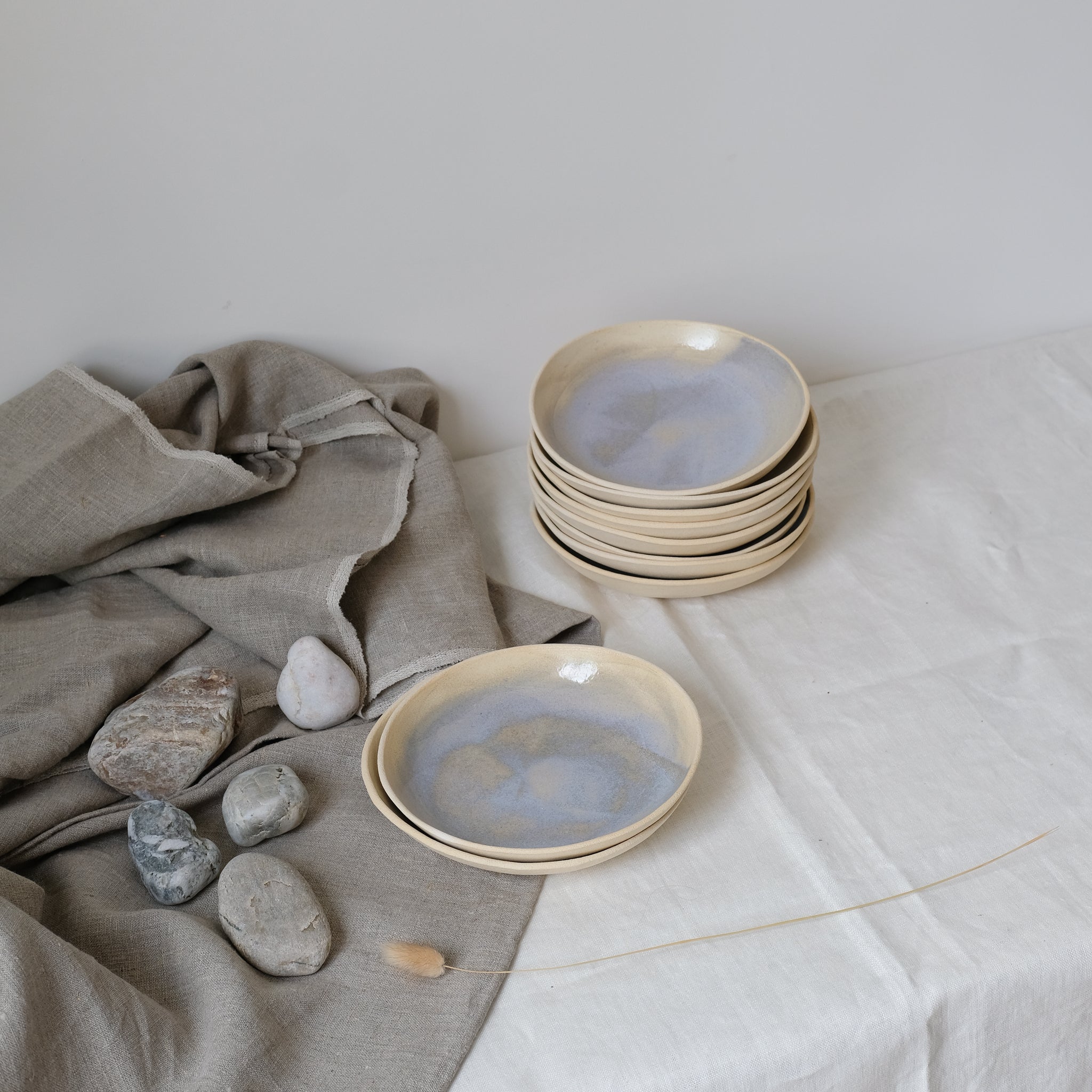 Assiette creuse lavande par Lucie Faucon chez Brutal Ceramics