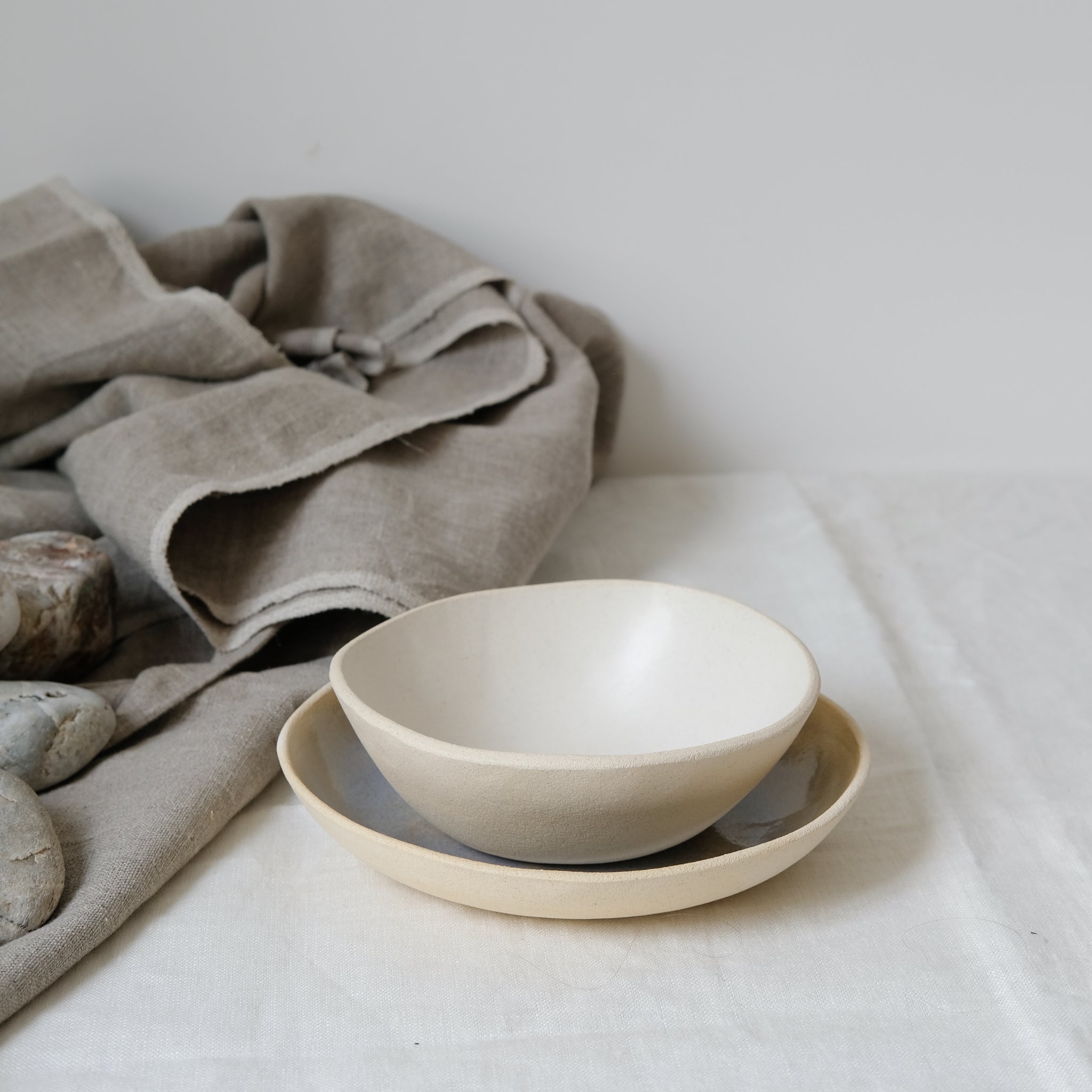 Bol en grès blanc mat par Lucie Faucon chez Brutal Ceramics