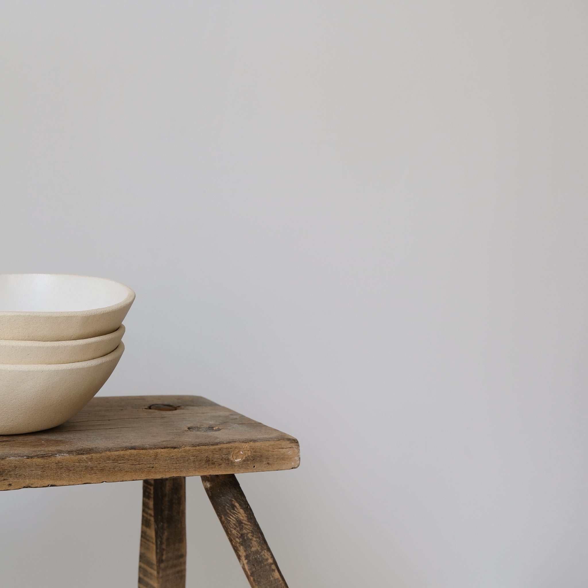 Bol en grès blanc mat par Lucie Faucon chez Brutal Ceramics
