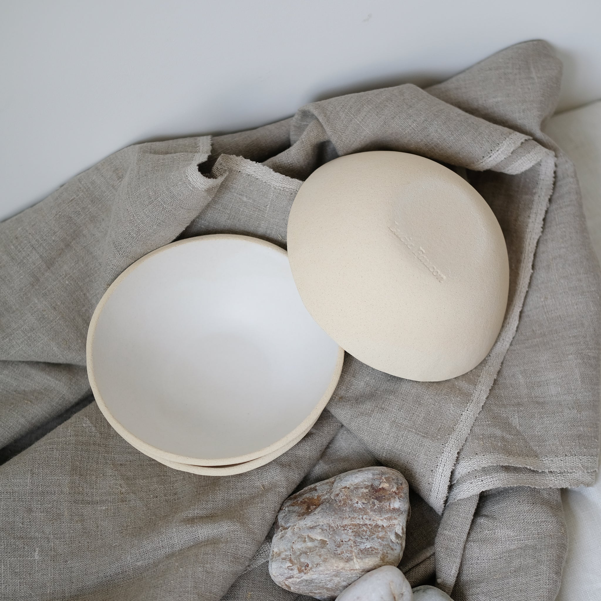 Bol en grès blanc mat par Lucie Faucon chez Brutal Ceramics