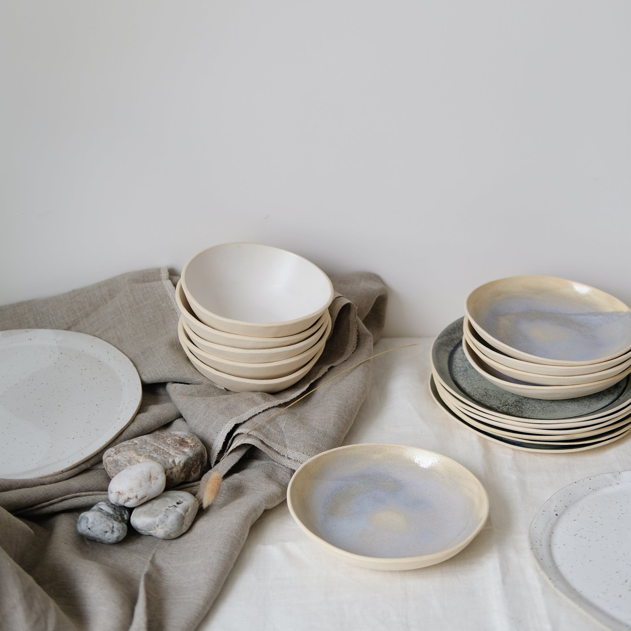 Bol en grès blanc mat par Lucie Faucon chez Brutal Ceramics