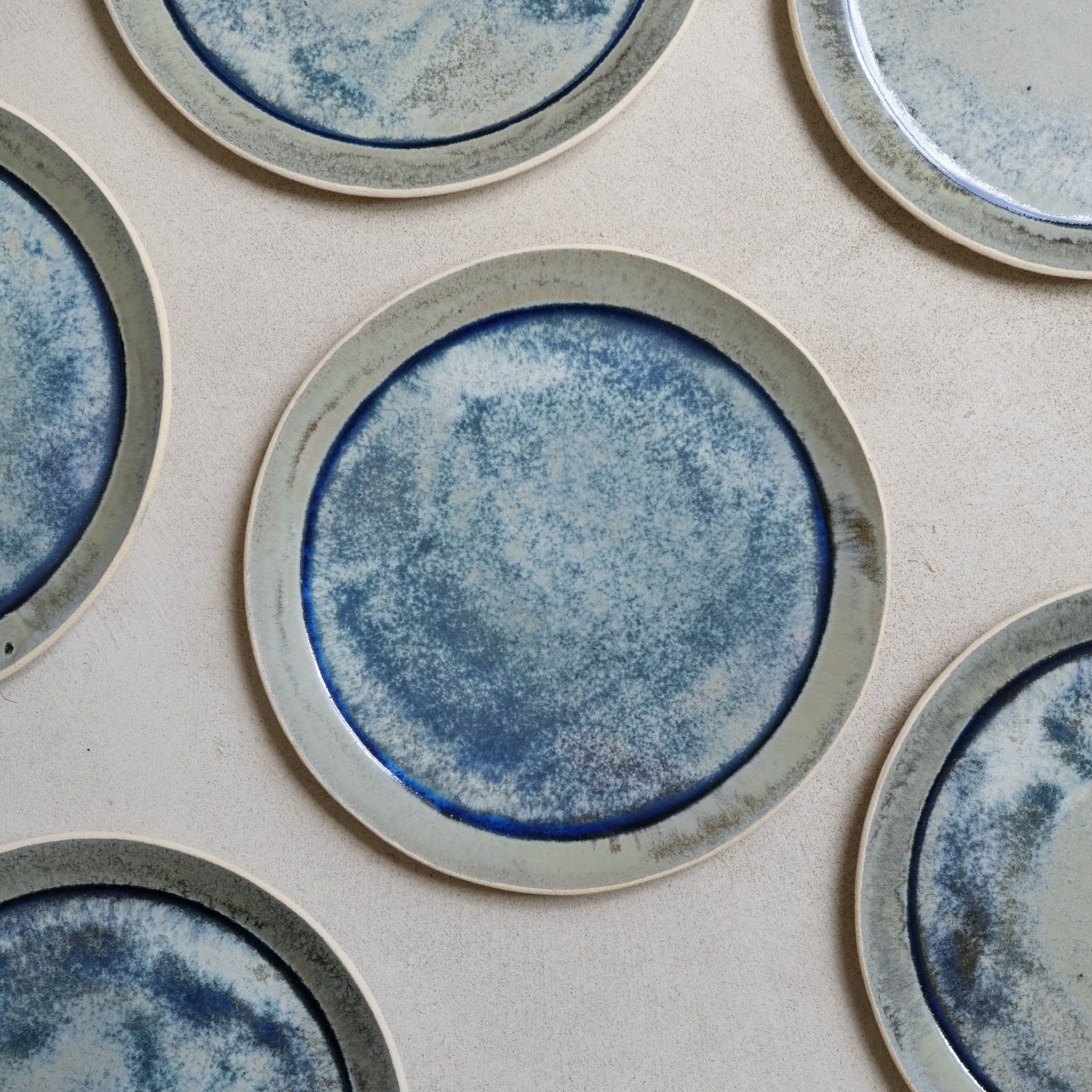 Assiette lagon en grès par Lucie Faucon chez Brutal Ceramics