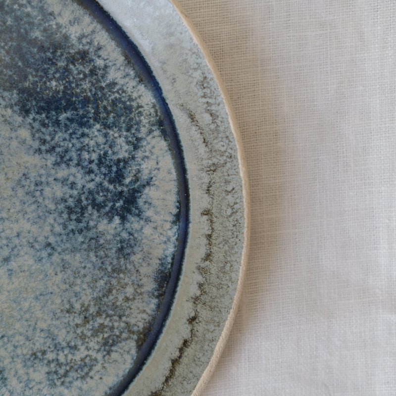 Assiette lagon en grès par Lucie Faucon chez Brutal Ceramics