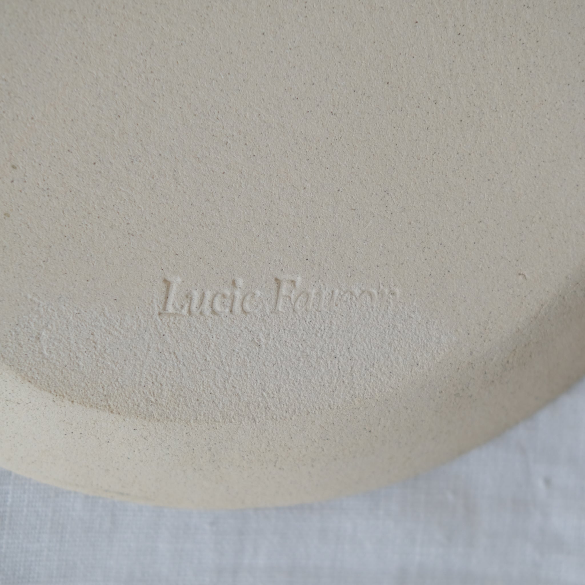 Assiette lagon en grès par Lucie Faucon chez Brutal Ceramics