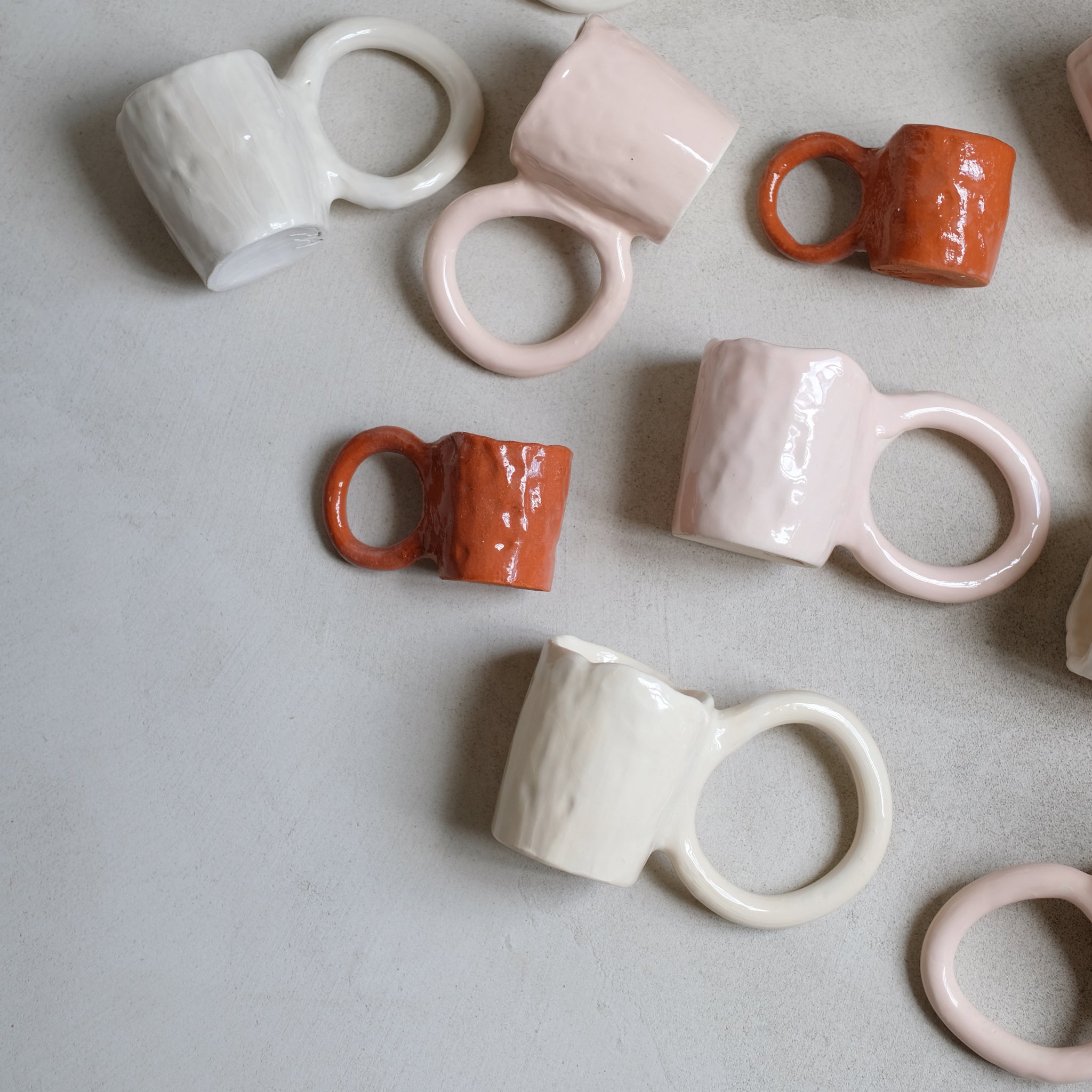 Mug Donut expresso 50ml / Terracotta de Pia Chevalier chez Brutal Ceramics