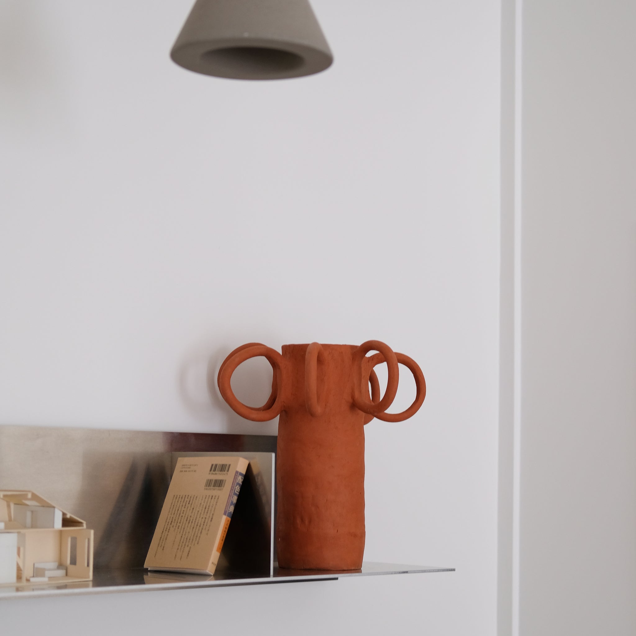 Vase Poulpe Terracotta de Pia Chevalier chez Brutal Ceramics