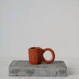 Mug Donut expresso 50ml / Terracotta de Pia Chevalier chez Brutal Ceramics