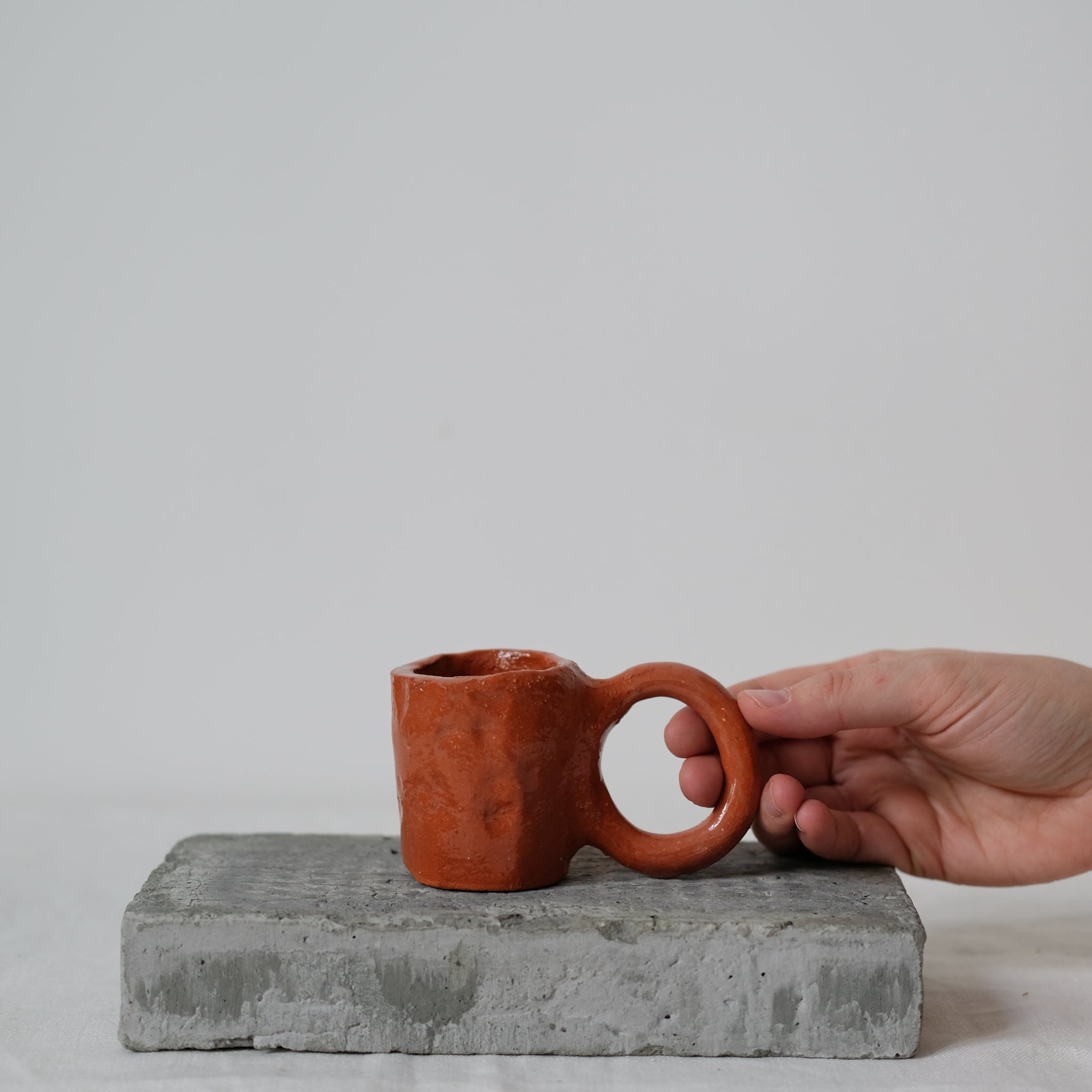 Mug Donut expresso 50ml / Terracotta de Pia Chevalier chez Brutal Ceramics