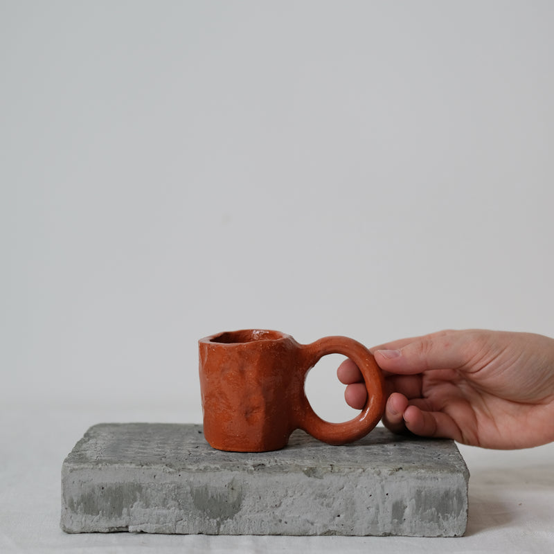 Mug Donut expresso 50ml / Terracotta de Pia Chevalier chez Brutal Ceramics