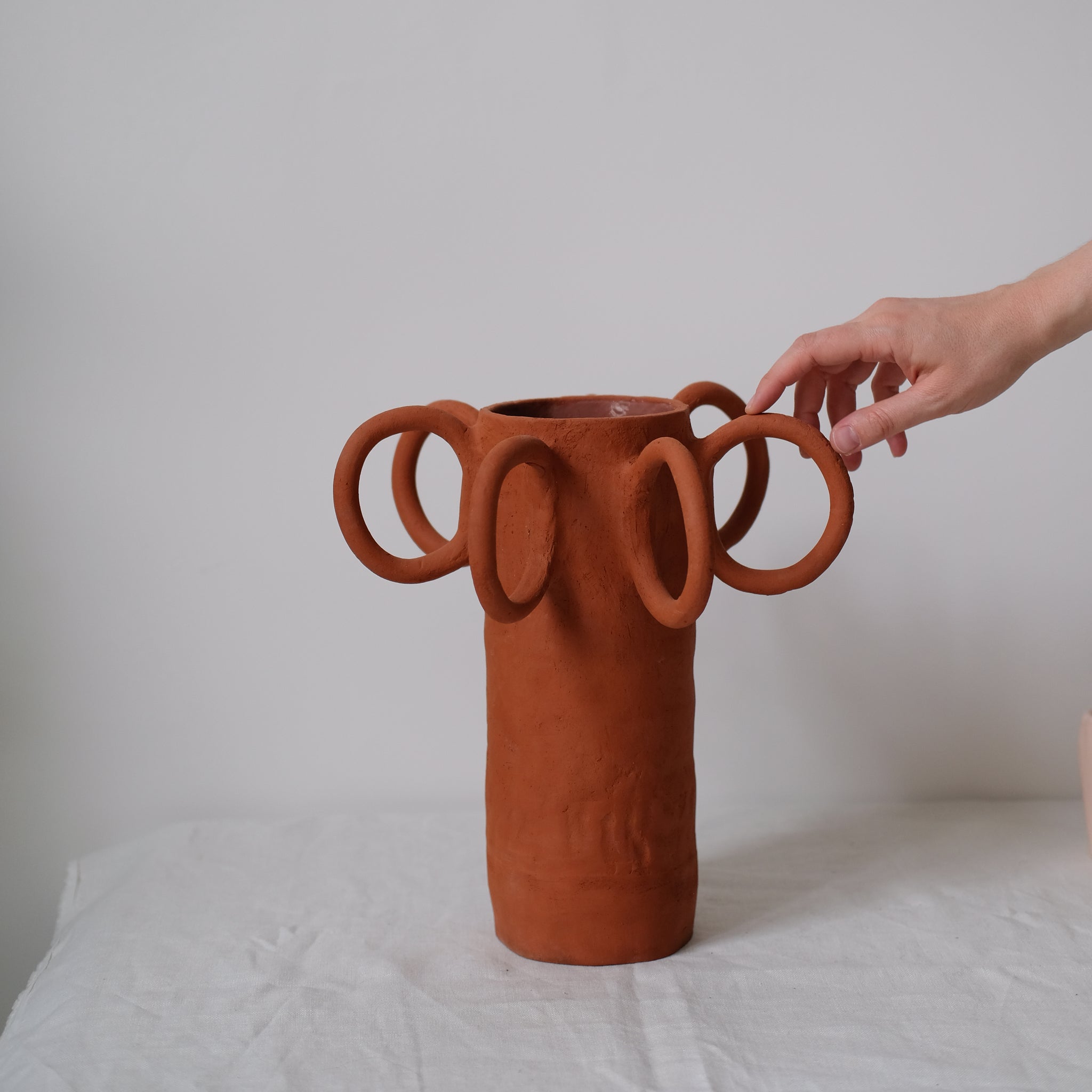 Vase Poulpe Terracotta de Pia Chevalier chez Brutal Ceramics