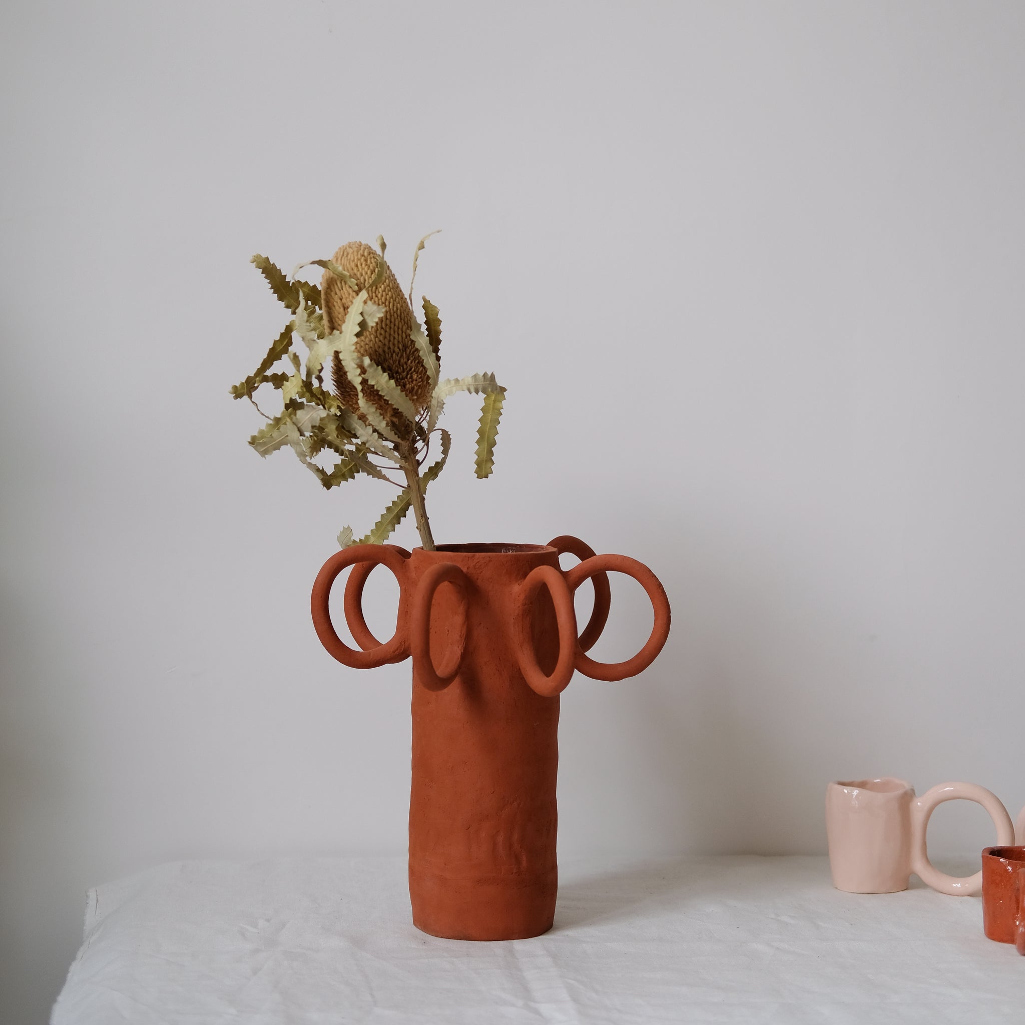 Vase Poulpe Terracotta de Pia Chevalier chez Brutal Ceramics