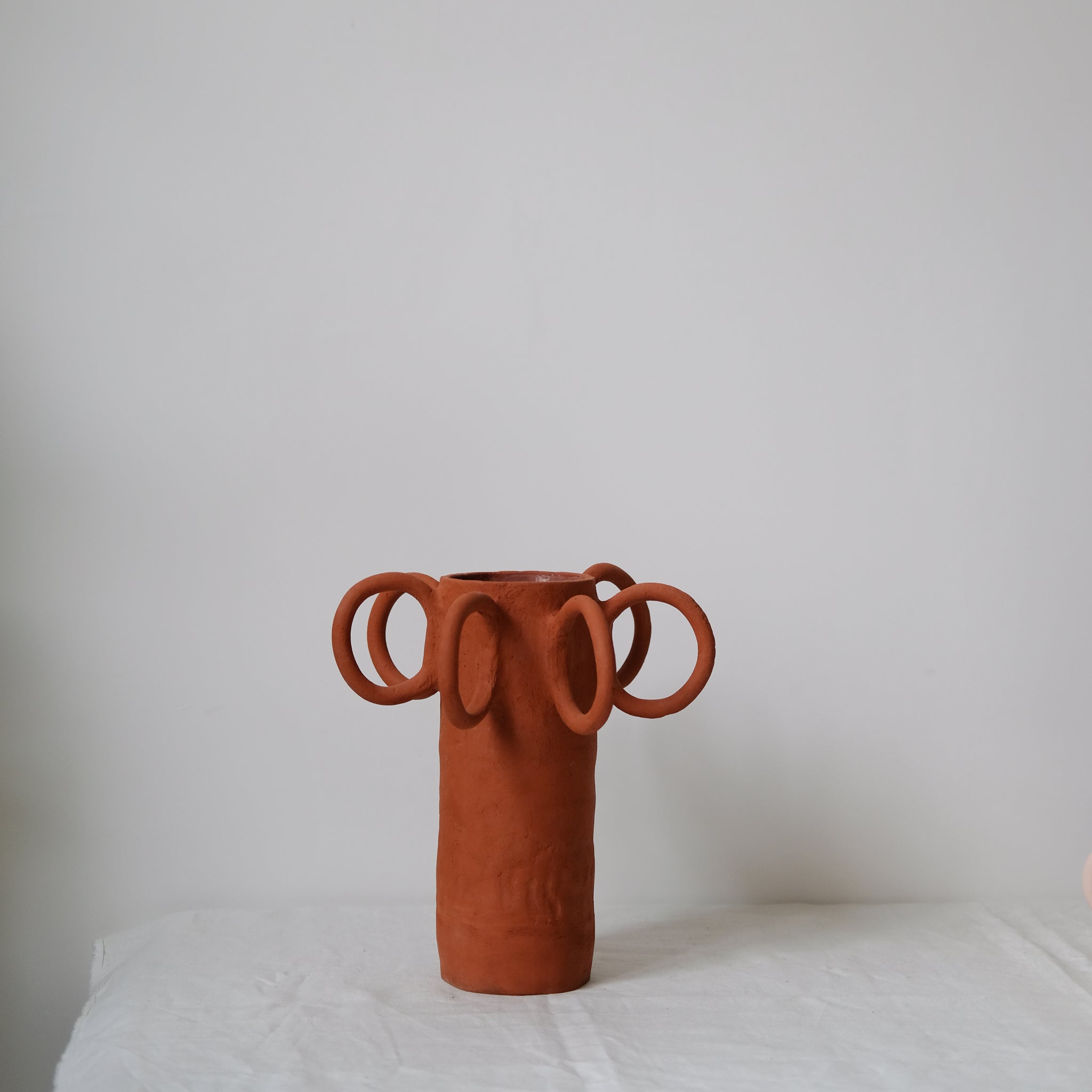 Vase Poulpe Terracotta de Pia Chevalier chez Brutal Ceramics